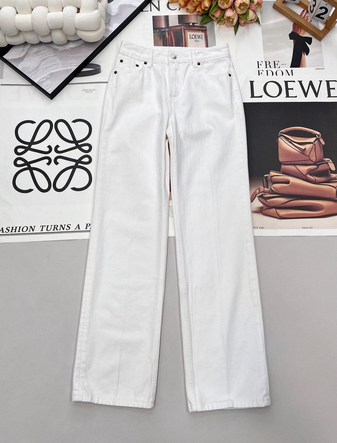 NO:685041,CELINE's new spring and summer original quality three-color leather label high-waisted slim straight jeans, CE trousers reproduce the leather brand straight jeans!  Retro distressed washed cat claw craft custom craft fabric has a great texture!  Simple, rough and versatile, a fashionable high street artifact!  The version lengthens your legs infinitely!  The imported washed denim fabric makes your upper body look slimmer!  Customized full set of hardware accessories imported machine workmanship quality depends on the details!  Complete three standards, three colors, size smlXL, celine,jeans,19860909CELINE春夏新款原单品质三色皮标高腰显瘦直筒牛仔裤,CE神裤再现皮牌直筒牛仔裤！复古做旧洗水猫爪工艺定制工艺面料质感超赞！简单粗暴百搭高街时髦炸街神器！版型无限拉大长腿！进口洗水牛仔面料上身巨显瘦！定制全套五金配件进口机做工品质看细节！三标齐全,三色出 尺码smlXL 编,,celine,jeans,,Women's clothing