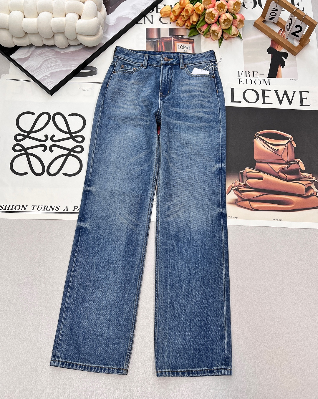 NO:685040,CELINE's new spring and summer original quality three-color leather label high-waisted slim straight jeans, CE trousers reproduce the leather brand straight jeans!  Retro distressed washed cat claw craft custom craft fabric has a great texture!  Simple, rough and versatile, a fashionable high street artifact!  The version lengthens your legs infinitely!  The imported washed denim fabric makes your upper body look slimmer!  Customized full set of hardware accessories imported machine workmanship quality depends on the details!  Complete three standards, three colors, size smlXL, coding, celine,jeans,19860909CELINE春夏新款原单品质三色皮标高腰显瘦直筒牛仔裤,CE神裤再现皮牌直筒牛仔裤！复古做旧洗水猫爪工艺定制工艺面料质感超赞！简单粗暴百搭高街时髦炸街神器！版型无限拉大长腿！进口洗水牛仔面料上身巨显瘦！定制全套五金配件进口机做工品质看细节！三标齐全,三色出 尺码smlXL 编码,,celine,jeans,,Women's clothing