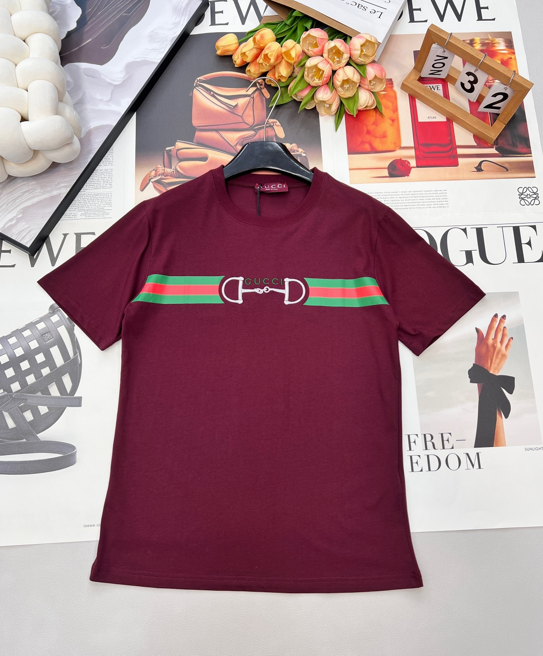 NO:685714,Gucci2025 new webbing contrast color embroidered letter T-shirt, new sale in the Year of the Horse New Year series #Customized YB native cotton material, breathable and comfortable, full of texture, loose short-sleeved T-shirt cut, made of heavyweight pure cotton, full of drape, showing a slim and fashionable effect, decorated with printed on the chest  The contrasting color treatment of the red and green webbing, and the embroidered horsebit letter logo decoration in the center reflect the founding origin of Gucc equestrian, and also have the connotation of the Chinese New Year of the Horse. The style is instantly improved, and the sense of fashion and high-end is immediately apparent, creating a personalized style that is fashionable and relaxed, and looks stylish when worn alone. Customized fabric accessories  Three standards are complete, large quantities are shipped, size smlXL code, gucci, T-shirt, tees, t-shirt,19860909Gucci2025新款织带撞色刺绣字母T恤,马年贺岁系列全新发售#定制YB原生全棉材质,透气舒适,质感十足,宽松短袖T恤裁剪,采用克重纯棉制成,垂坠感十足,呈现显瘦时尚穿搭效果,胸前饰以印花红绿织带撞色处理,居中刺绣马衔扣字母徽标装饰,体现Gucc马术创始起源,同时兼具中国马年新年贺岁蕴意,格调瞬间提升,时尚高级感立现,打造个性风格,时髦松弛,单穿内搭都出彩时髦.定制面辅料 三标齐全,大货出 尺码smlXL 编码,,gucci,T-shirt,tees，t-shirt,,Women's clothing