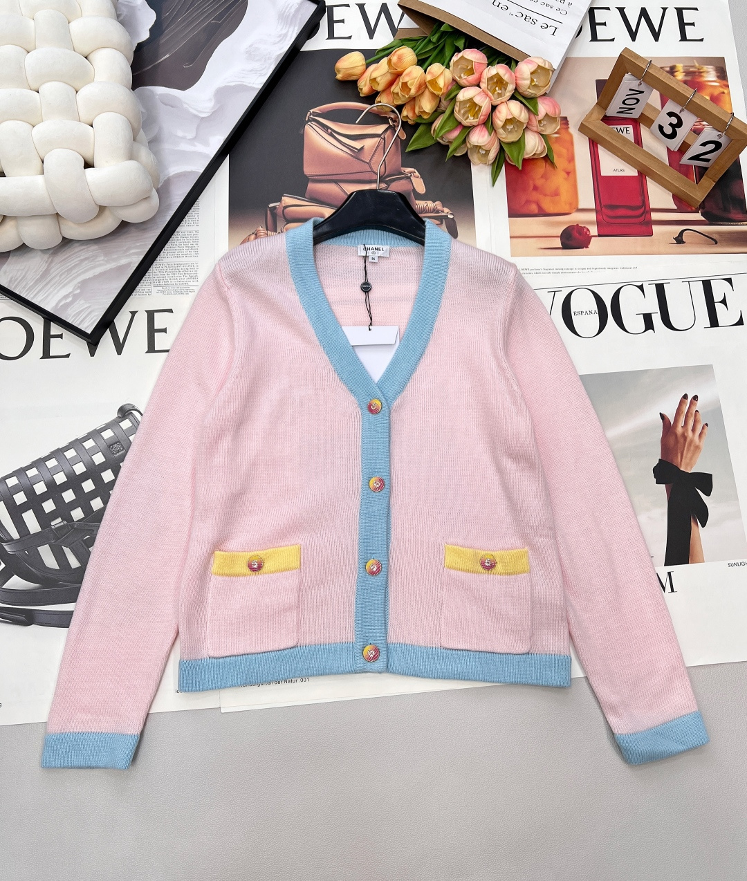 NO:685707,Chanel26's new knitted v-neck cardigan with long sleeves and blue and pink contrasting splicing design is paired with bright yellow pocket trim. It has a sweet and cool girly feel. Colorful metal buttons are embellished with placket molding and customization. It uses custom-dyed yarn and uses fresh contrasting color splicing. The energetic macaron color is full of girly hearts ~ completely irresistible. Dopamine wear is sweet and cute. The upper body is more figure-promoting ~ paired with a pleated skirt. Jeans are all available, with three standards and two colors!  Size sml code H,,chanel,skirts,jeans,19860909Chanel26新款针织v领开衫长袖蓝粉撞色拼接设计 搭配明黄口袋饰边 甜酷少女感拉满 彩色金属纽扣点缀门襟开模定制 选用定染纱线 运用清新的撞色拼接 元气满满的马卡龙色 少女心满满～完全没有抵抗力 多巴胺穿搭 甜美可爱 上身更显身材～搭配百褶裙 牛仔裤都,三标齐全,两色出！ 尺码sml 编码H,,chanel,skirts,jeans,,Women's clothing