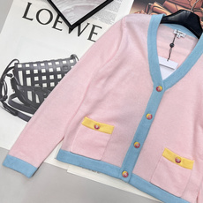 🆕Chanel26新款针织v领开衫长袖🛒蓝粉撞色拼接设计 搭配明黄口袋饰边 甜酷少女感拉满 彩色金属纽扣 🆕Chanel26新款针织v领开衫长袖🛒蓝粉撞色拼接设计 搭配明黄口袋饰边 甜酷少女感拉满 彩色金属纽扣