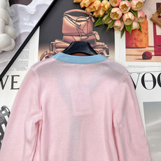 🆕Chanel26新款针织v领开衫长袖🛒蓝粉撞色拼接设计 搭配明黄口袋饰边 甜酷少女感拉满 彩色金属纽扣 🆕Chanel26新款针织v领开衫长袖🛒蓝粉撞色拼接设计 搭配明黄口袋饰边 甜酷少女感拉满 彩色金属纽扣