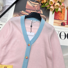 🆕Chanel26新款针织v领开衫长袖🛒蓝粉撞色拼接设计 搭配明黄口袋饰边 甜酷少女感拉满 彩色金属纽扣 🆕Chanel26新款针织v领开衫长袖🛒蓝粉撞色拼接设计 搭配明黄口袋饰边 甜酷少女感拉满 彩色金属纽扣