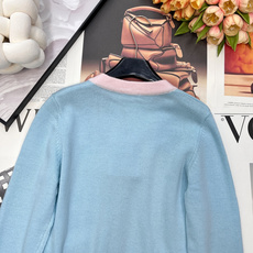 🆕Chanel26新款针织v领开衫长袖🛒蓝粉撞色拼接设计 搭配明黄口袋饰边 甜酷少女感拉满 彩色金属纽扣 🆕Chanel26新款针织v领开衫长袖🛒蓝粉撞色拼接设计 搭配明黄口袋饰边 甜酷少女感拉满 彩色金属纽扣