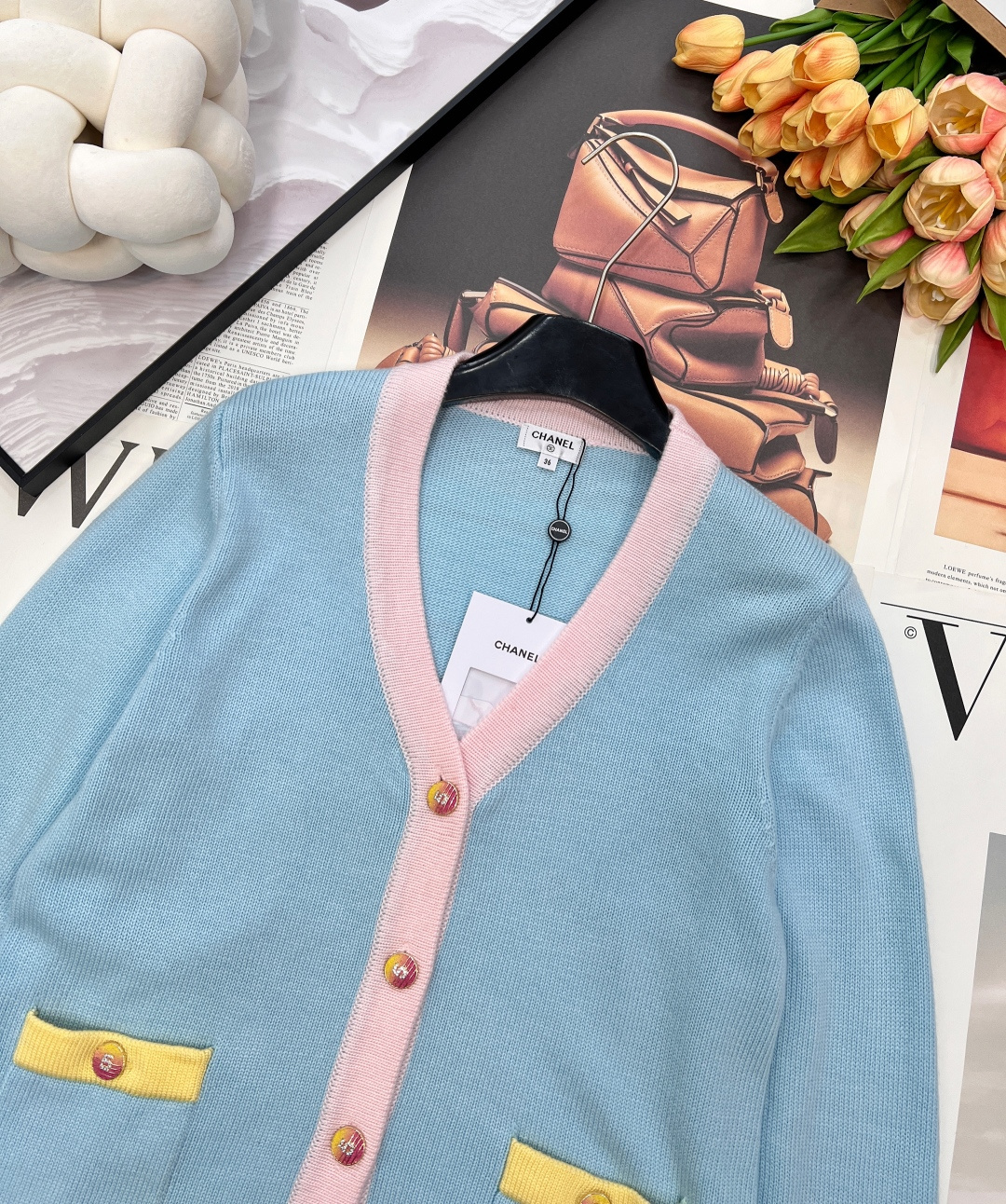 🆕Chanel26新款针织v领开衫长袖🛒蓝粉撞色拼接设计 搭配明黄口袋饰边 甜酷少女感拉满 彩色金属纽扣 🆕Chanel26新款针织v领开衫长袖🛒蓝粉撞色拼接设计 搭配明黄口袋饰边 甜酷少女感拉满 彩色金属纽扣