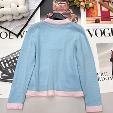 🆕Chanel26新款针织v领开衫长袖🛒蓝粉撞色拼接设计 搭配明黄口袋饰边 甜酷少女感拉满 彩色金属纽扣 🆕Chanel26新款针织v领开衫长袖🛒蓝粉撞色拼接设计 搭配明黄口袋饰边 甜酷少女感拉满 彩色金属纽扣