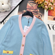 🆕Chanel26新款针织v领开衫长袖🛒蓝粉撞色拼接设计 搭配明黄口袋饰边 甜酷少女感拉满 彩色金属纽扣 🆕Chanel26新款针织v领开衫长袖🛒蓝粉撞色拼接设计 搭配明黄口袋饰边 甜酷少女感拉满 彩色金属纽扣