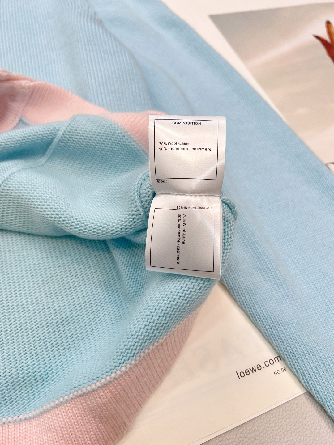 🆕Chanel26新款针织v领开衫长袖🛒蓝粉撞色拼接设计 搭配明黄口袋饰边 甜酷少女感拉满 彩色金属纽扣 🆕Chanel26新款针织v领开衫长袖🛒蓝粉撞色拼接设计 搭配明黄口袋饰边 甜酷少女感拉满 彩色金属纽扣