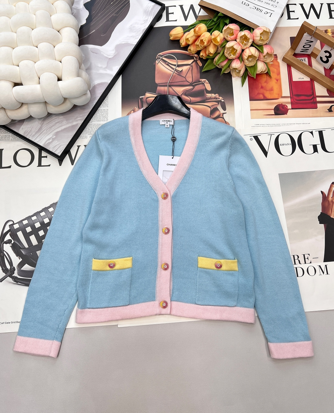 NO:685697,Chanel26's new knitted v-neck cardigan with long sleeves and blue and pink contrasting splicing design is paired with bright yellow pocket trim. It has a sweet and cool girly feel. Colorful metal buttons are embellished with placket molding and customization. It uses custom-dyed yarn and uses fresh contrasting color splicing. The energetic macaron color is full of girly hearts ~ completely irresistible. Dopamine wear is sweet and cute. The upper body is more figure-promoting ~ paired with a pleated skirt. Jeans are all available, with three standards and two colors!  size sml code,,chanel,skirts,jeans,19860909Chanel26新款针织v领开衫长袖蓝粉撞色拼接设计 搭配明黄口袋饰边 甜酷少女感拉满 彩色金属纽扣点缀门襟开模定制 选用定染纱线 运用清新的撞色拼接 元气满满的马卡龙色 少女心满满～完全没有抵抗力 多巴胺穿搭 甜美可爱 上身更显身材～搭配百褶裙 牛仔裤都,三标齐全,两色出！ 尺码sml 编码,,chanel,skirts,jeans,,Women's clothing