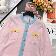 🆕Chanel26新款针织圆领开衫长袖🛒蓝粉撞色拼接设计 搭配明黄口袋饰边 甜酷少女感拉满 彩色金属纽扣 🆕Chanel26新款针织圆领开衫长袖🛒蓝粉撞色拼接设计 搭配明黄口袋饰边 甜酷少女感拉满 彩色金属纽扣