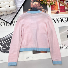 🆕Chanel26新款针织圆领开衫长袖🛒蓝粉撞色拼接设计 搭配明黄口袋饰边 甜酷少女感拉满 彩色金属纽扣 🆕Chanel26新款针织圆领开衫长袖🛒蓝粉撞色拼接设计 搭配明黄口袋饰边 甜酷少女感拉满 彩色金属纽扣