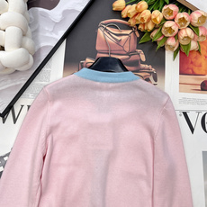 🆕Chanel26新款针织圆领开衫长袖🛒蓝粉撞色拼接设计 搭配明黄口袋饰边 甜酷少女感拉满 彩色金属纽扣 🆕Chanel26新款针织圆领开衫长袖🛒蓝粉撞色拼接设计 搭配明黄口袋饰边 甜酷少女感拉满 彩色金属纽扣