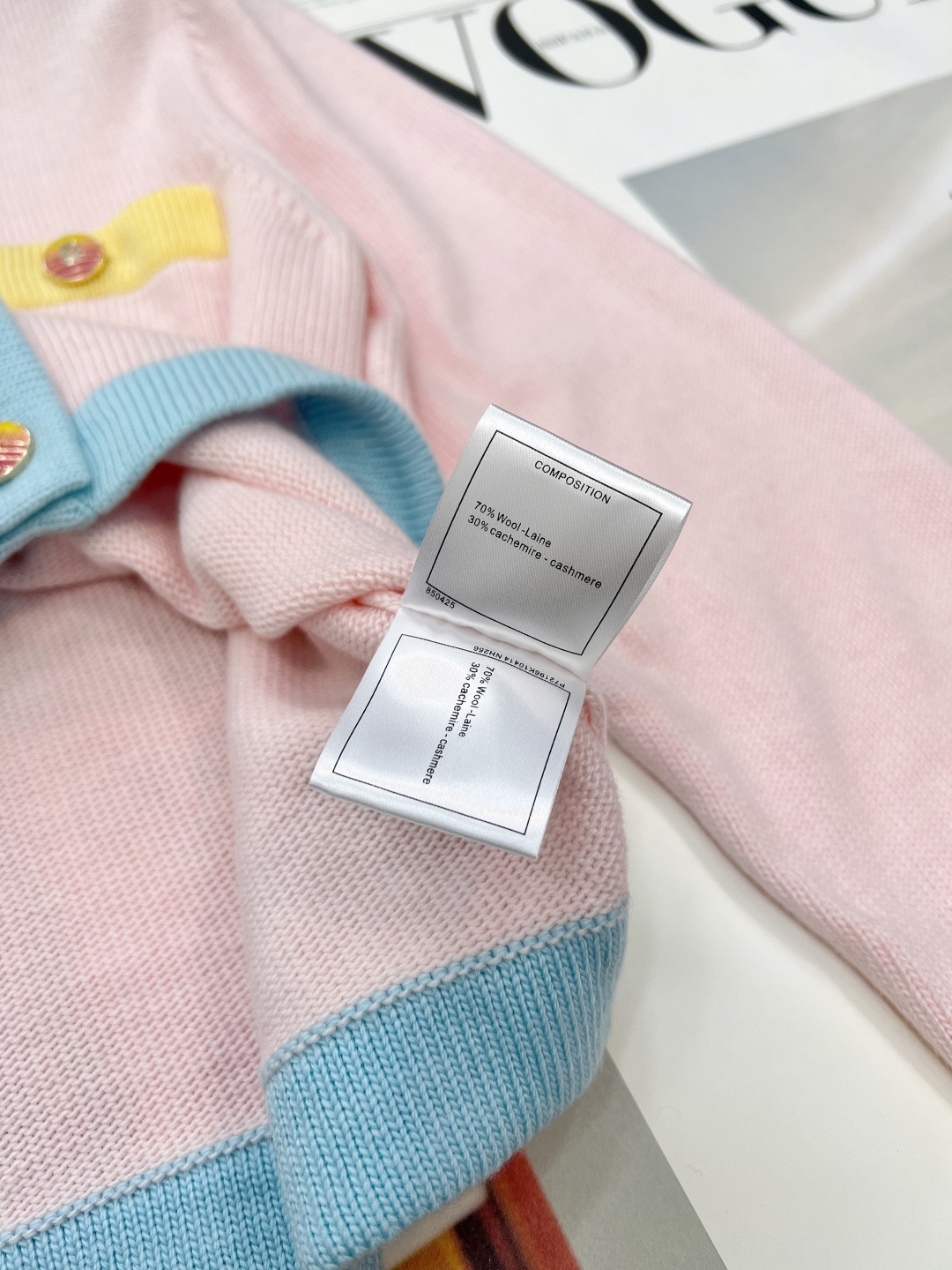 🆕Chanel26新款针织圆领开衫长袖🛒蓝粉撞色拼接设计 搭配明黄口袋饰边 甜酷少女感拉满 彩色金属纽扣 🆕Chanel26新款针织圆领开衫长袖🛒蓝粉撞色拼接设计 搭配明黄口袋饰边 甜酷少女感拉满 彩色金属纽扣