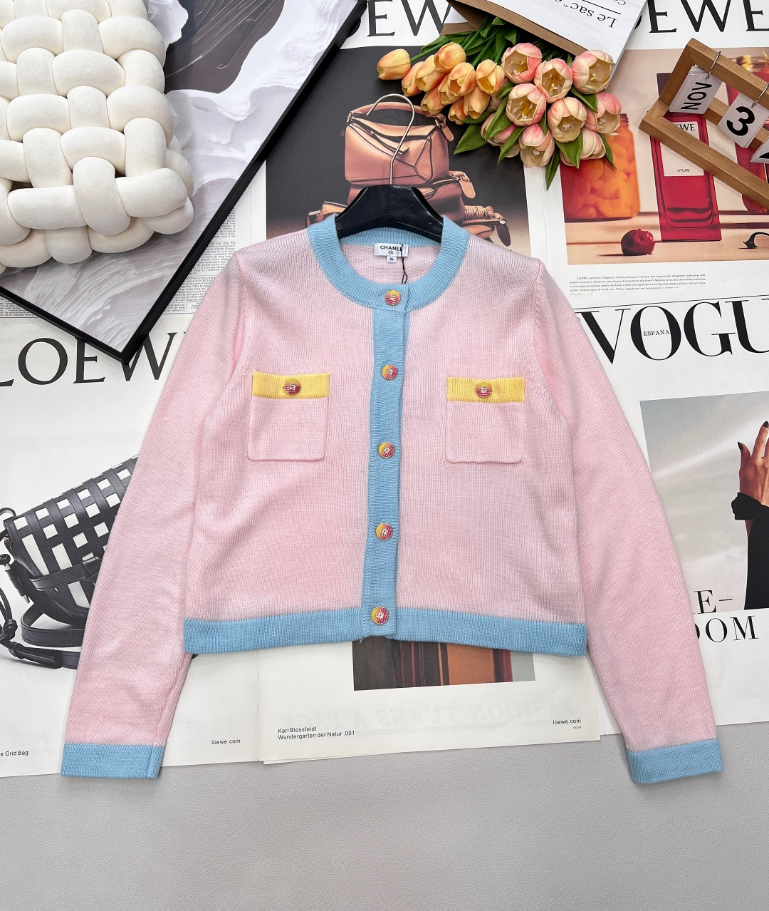 NO:685737,Chanel26's new knitted round neck cardigan with long sleeves and blue and pink color contrast splicing design with bright yellow pocket trim. It has a sweet and cool girly feel. Colorful metal buttons adorn the placket. The texture is transparent and the press fastening is super smooth. Vertical pit strip knitted fabric. Soft and breathable, full of vitality. Macaron color. Full of girly heart ~ completely irresistible. Dopamine wear. Sweet and cute. The short upper body makes your figure look better ~ paired with a pleated skirt.  The jeans are all three-standard, two colors, sizes, SML codes, chanel, skirts, jeans,19860909Chanel26新款针织圆领开衫长袖蓝粉撞色拼接设计 搭配明黄口袋饰边 甜酷少女感拉满 彩色金属纽扣点缀门襟 质感通透 按压扣合超顺滑 竖坑条针织面料 软糯透气,元气满满的马卡龙色 少女心满满～完全没有抵抗力 多巴胺穿搭 甜美可爱 短款上身更显身材～搭配百褶裙 牛仔裤都三标齐全,两色出 尺码sml 编码,,chanel,skirts,jeans,,Women's clothing
