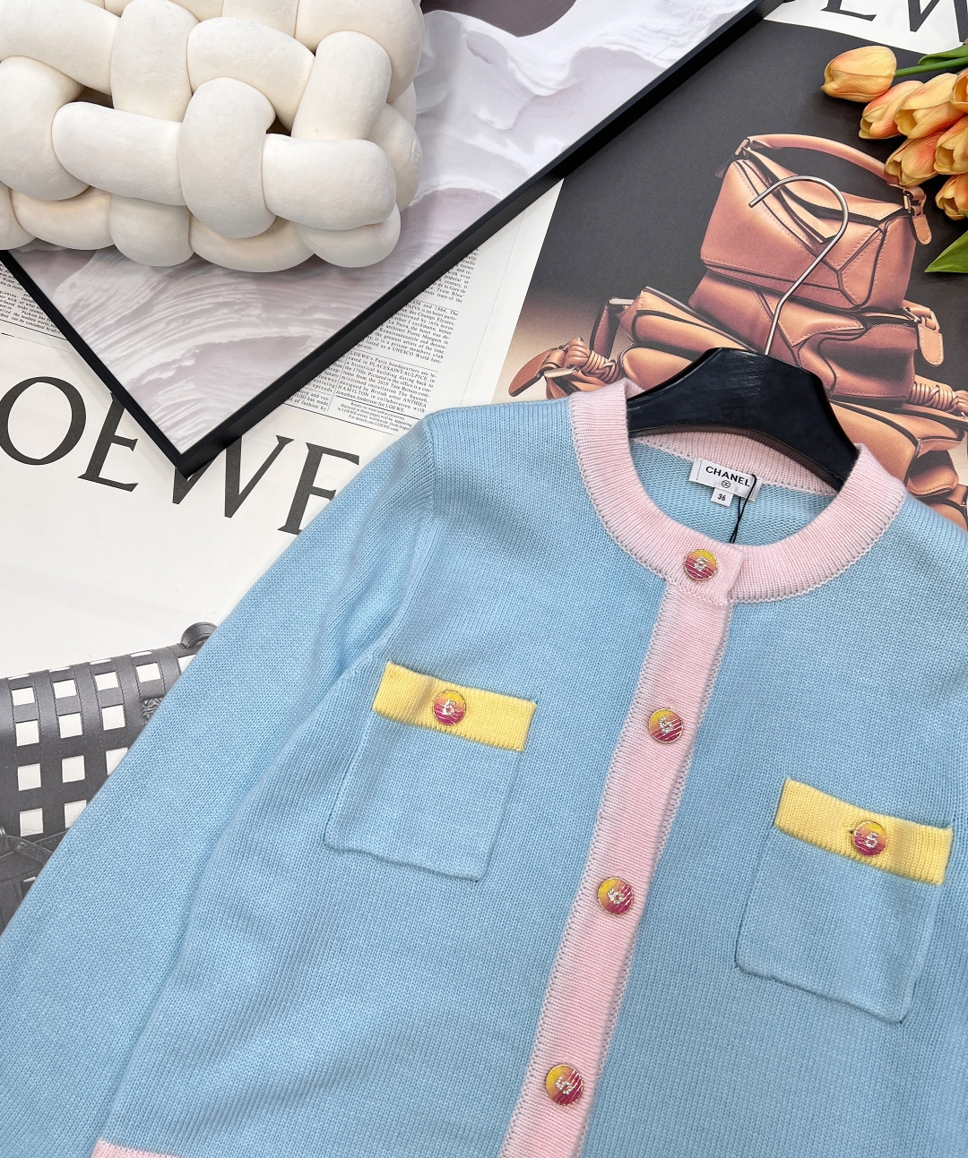 🆕Chanel26新款针织圆领开衫长袖🛒蓝粉撞色拼接设计 搭配明黄口袋饰边 甜酷少女感拉满 彩色金属纽扣 🆕Chanel26新款针织圆领开衫长袖🛒蓝粉撞色拼接设计 搭配明黄口袋饰边 甜酷少女感拉满 彩色金属纽扣