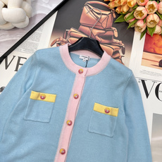🆕Chanel26新款针织圆领开衫长袖🛒蓝粉撞色拼接设计 搭配明黄口袋饰边 甜酷少女感拉满 彩色金属纽扣 🆕Chanel26新款针织圆领开衫长袖🛒蓝粉撞色拼接设计 搭配明黄口袋饰边 甜酷少女感拉满 彩色金属纽扣