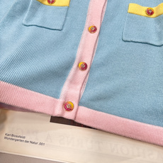🆕Chanel26新款针织圆领开衫长袖🛒蓝粉撞色拼接设计 搭配明黄口袋饰边 甜酷少女感拉满 彩色金属纽扣 🆕Chanel26新款针织圆领开衫长袖🛒蓝粉撞色拼接设计 搭配明黄口袋饰边 甜酷少女感拉满 彩色金属纽扣