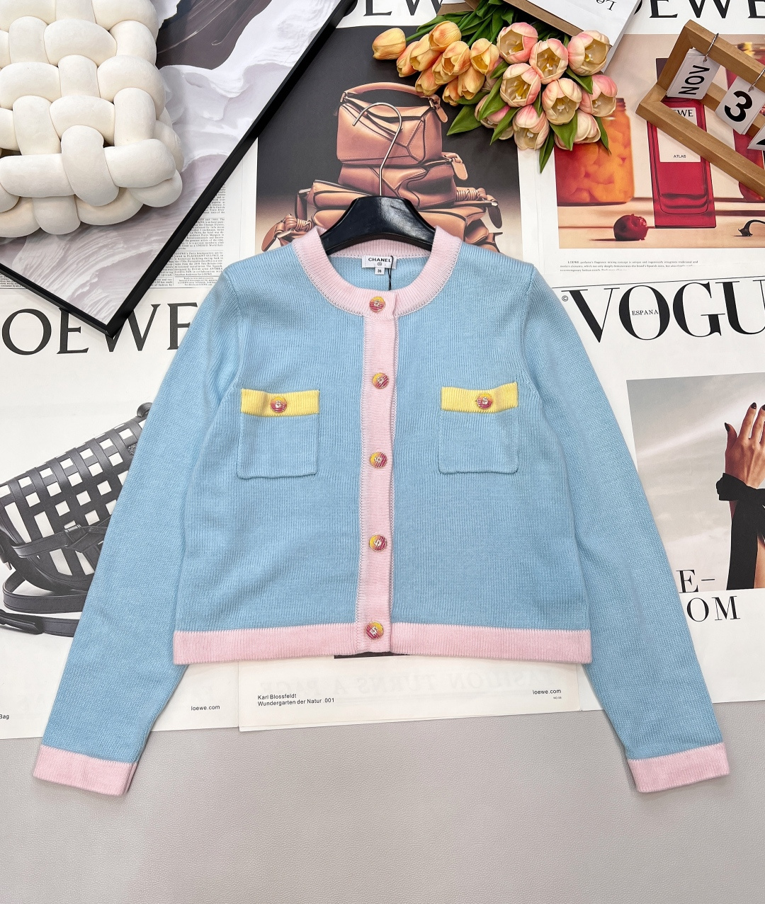 NO:685728,Chanel26's new knitted round neck cardigan with long sleeves and blue and pink color contrast splicing design with bright yellow pocket trim. It has a sweet and cool girly feel. Colorful metal buttons adorn the placket. The texture is transparent and the press fastening is super smooth. Vertical pit strip knitted fabric. Soft and breathable, full of vitality. Macaron color. Full of girly heart ~ completely irresistible. Dopamine wear. Sweet and cute. The short upper body makes your figure look better ~ paired with a pleated skirt.  The jeans are all three-standard, two colors, sizes, SML codes, chanel, skirts, jeans,19860909Chanel26新款针织圆领开衫长袖蓝粉撞色拼接设计 搭配明黄口袋饰边 甜酷少女感拉满 彩色金属纽扣点缀门襟 质感通透 按压扣合超顺滑 竖坑条针织面料 软糯透气,元气满满的马卡龙色 少女心满满～完全没有抵抗力 多巴胺穿搭 甜美可爱 短款上身更显身材～搭配百褶裙 牛仔裤都三标齐全,两色出 尺码sml 编码,,chanel,skirts,jeans,,Women's clothing