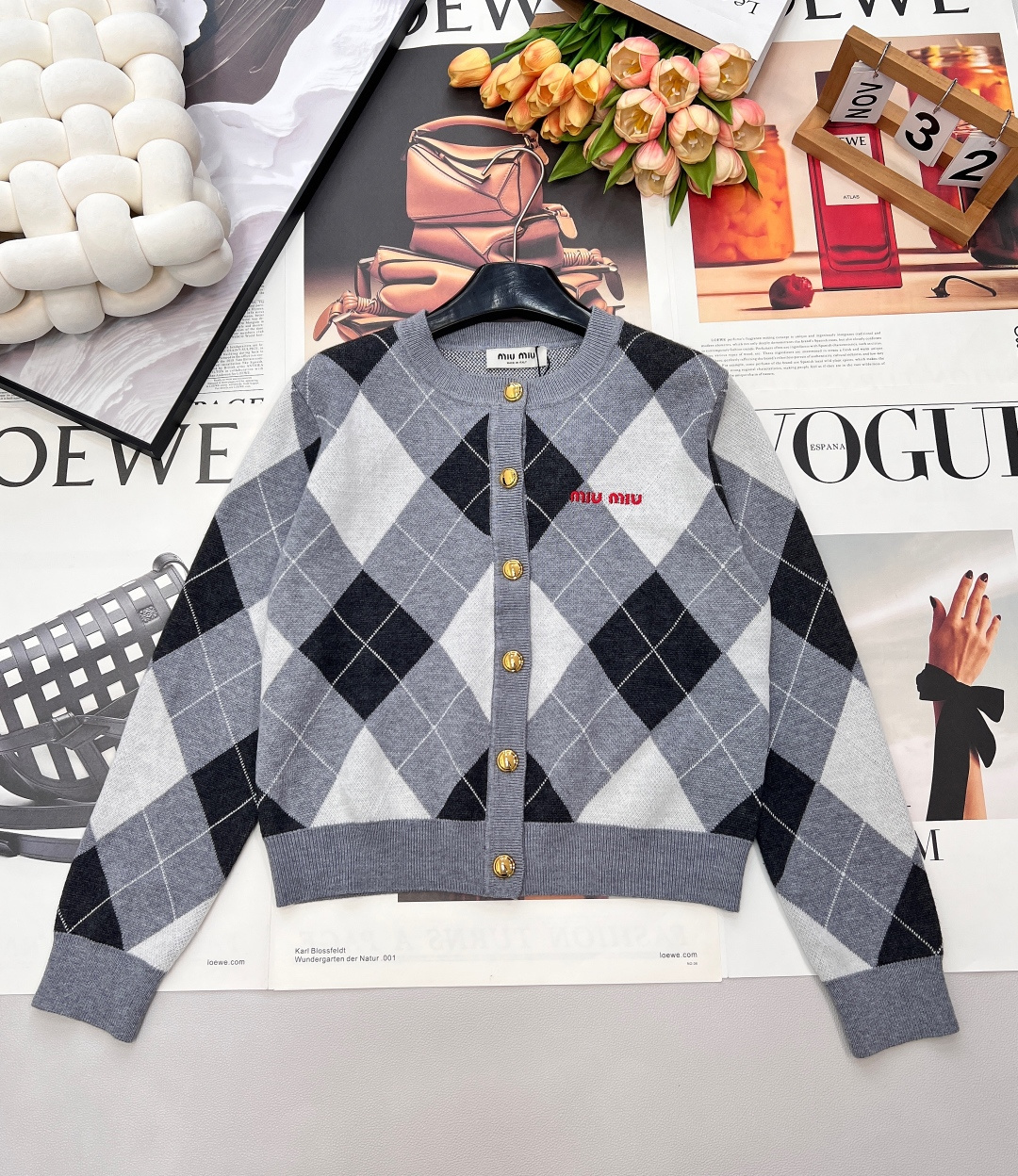 NO:685718,miumiu26's new knitted round-neck cardigan with long sleeves and metal buttons + embroidered logo. The retro rhombus pattern is super stylish. The soft and waxy knitted texture is full of college-style atmosphere. This round-neck rhombus cardigan is simply a gentle addition to the autumn and winter wardrobe. Retro rhombus jacquard, every stitch reveals the craftsman's feelings, and buttons are embellished. It is simple yet elegant. Pair it with a turtleneck sweater or dress to easily switch between elegance and casualness, warming your every day.  Contrasting color design, full of retro college style!  The wool material is soft and delicate, super comfortable to wear in autumn and winter ~ complete three standards, two colors, size sml code M, miumiu, skirts, sweaters,19860909miumiu26新款针织圆领开衫长袖金属纽扣+刺绣logo 复古菱纹超有调 软糯针织质感拉满 学院风氛围 ,这款圆领菱格开衫,简直是秋冬衣橱的温柔担当,复古菱格提花,每一针都透着匠人情怀,纽扣点缀其间,简约而不失雅致,搭配高领毛衣或连衣裙,轻松切换优雅与休闲,温暖你的每一个日常 撞色设计,复古学院风满满！羊毛材质柔软细腻,秋冬穿超舒服～三标齐全,两色出 尺码sml 编码M,,miumiu,skirts,sweaters,,Women's clothing