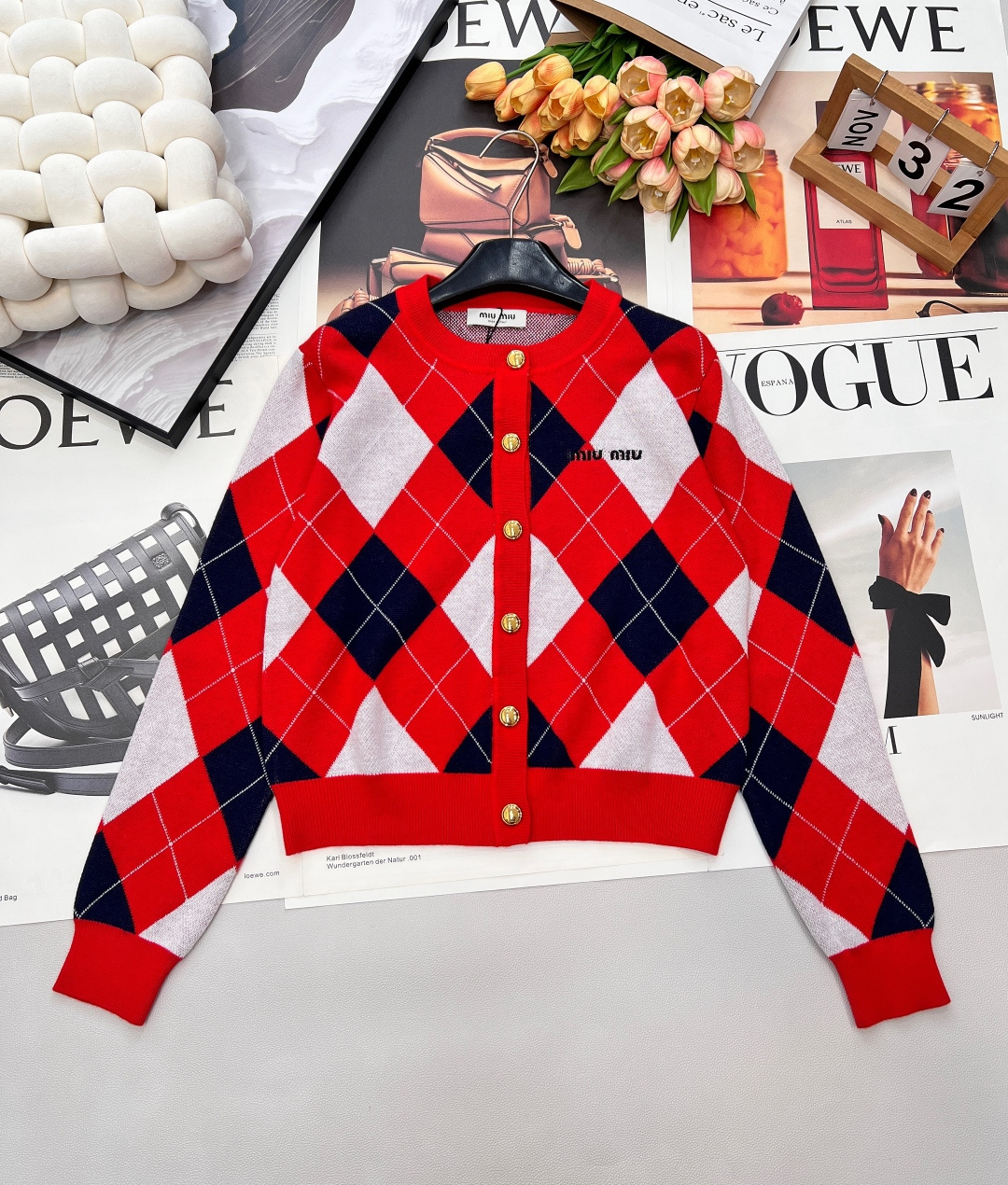 NO:685704,miumiu26's new knitted round-neck cardigan with long sleeves and metal buttons + embroidered logo. The retro rhombus pattern is super stylish. The soft and waxy knitted texture is full of college-style atmosphere. This round-neck rhombus cardigan is simply a gentle addition to the autumn and winter wardrobe. Retro rhombus jacquard, every stitch reveals the craftsman's feelings, and buttons are embellished. It is simple yet elegant. Pair it with a turtleneck sweater or dress to easily switch between elegance and casualness, warming your every day.  Contrasting color design, full of retro college style!  The wool material is soft and delicate, super comfortable to wear in autumn and winter ~ complete three standards, two colors, size SML code, miumiu, skirts, sweaters,19860909miumiu26新款针织圆领开衫长袖金属纽扣+刺绣logo 复古菱纹超有调 软糯针织质感拉满 学院风氛围 ,这款圆领菱格开衫,简直是秋冬衣橱的温柔担当,复古菱格提花,每一针都透着匠人情怀,纽扣点缀其间,简约而不失雅致,搭配高领毛衣或连衣裙,轻松切换优雅与休闲,温暖你的每一个日常 撞色设计,复古学院风满满！羊毛材质柔软细腻,秋冬穿超舒服～三标齐全,两色出 尺码sml 编码,,miumiu,skirts,sweaters,,Women's clothing