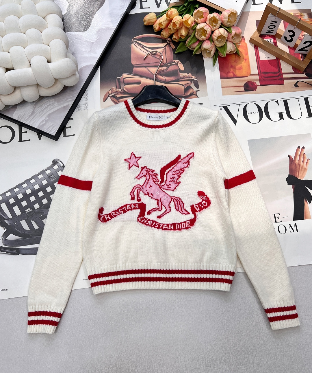 NO:685700,DIOR Pegasus Jacquard + Star Pattern Wool Sweater Inspired by the retro academic style, the mythical Pegasus and romantic stars are skillfully woven into the red wool fabric. The exquisite Pegasus embroidery on the chest, paired with the star dot jacquard pattern, is like wearing a classical fable on the body. The collar, cuffs and hem are embellished with classic stripes, delicately outlining the outline, injecting a touch of liveliness into the overall design.  Whether paired with a skirt or casual trousers, it can instantly enhance the sophistication and literary temperament of the look, creating an elegant and energetic winter retro style. The Christmas atmosphere is noble and relaxed, with three complete standards and two colors. Size sml code, dior, skirts, sweaters,19860909DIOR 飞马提花+星星图案羊毛针织衫毛衣 以复古学院风为灵感,将神话中的飞马与浪漫星辰巧妙织入红色羊毛面料之中. 胸前精致的飞马刺绣跃然衣上,搭配星点提花图案,犹如将古典寓言穿在身上.领口、袖口及下摆点缀经典条纹,细腻勾勒轮廓,为整体设计注入一抹灵动生气. 无论是搭配半裙还是休闲长裤,都能瞬间提升造型的精致度与文艺气质,打造优雅又充满活力的冬日复古风格. 圣诞节日氛围感穿搭 显贵又松弛,三标齐全,两色出 尺码sml 编码,,dior,skirts,sweaters,,Women's clothing