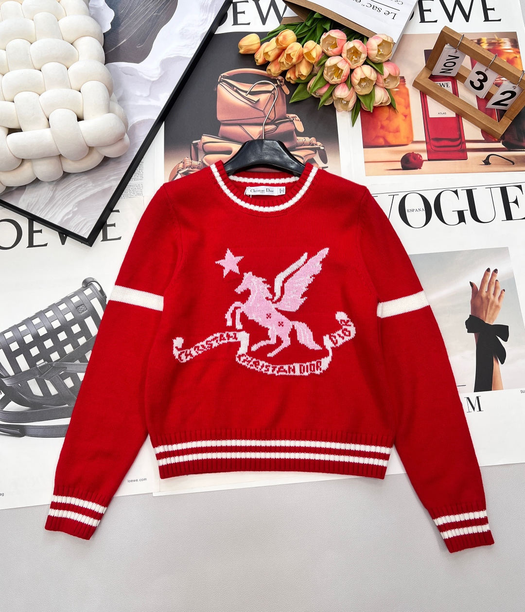 NO:685696,DIOR Pegasus Jacquard + Star Pattern Wool Sweater Inspired by the retro academic style, the mythical Pegasus and romantic stars are skillfully woven into the red wool fabric. The exquisite Pegasus embroidery on the chest, paired with the star dot jacquard pattern, is like wearing a classical fable on the body. The collar, cuffs and hem are embellished with classic stripes, delicately outlining the outline, injecting a touch of liveliness into the overall design.  Whether paired with a skirt or casual trousers, it can instantly enhance the sophistication and artistic temperament of the look, creating an elegant and energetic winter retro style. The Christmas atmosphere is noble and relaxed, complete with three standards and two colors. Sizes are sml, dior, skirts, sweaters,19860909DIOR 飞马提花+星星图案羊毛针织衫毛衣 以复古学院风为灵感,将神话中的飞马与浪漫星辰巧妙织入红色羊毛面料之中. 胸前精致的飞马刺绣跃然衣上,搭配星点提花图案,犹如将古典寓言穿在身上.领口、袖口及下摆点缀经典条纹,细腻勾勒轮廓,为整体设计注入一抹灵动生气. 无论是搭配半裙还是休闲长裤,都能瞬间提升造型的精致度与文艺气质,打造优雅又充满活力的冬日复古风格. 圣诞节日氛围感穿搭 显贵又松弛,三标齐全,两色出 尺码sml 编,,dior,skirts,sweaters,,Women's clothing