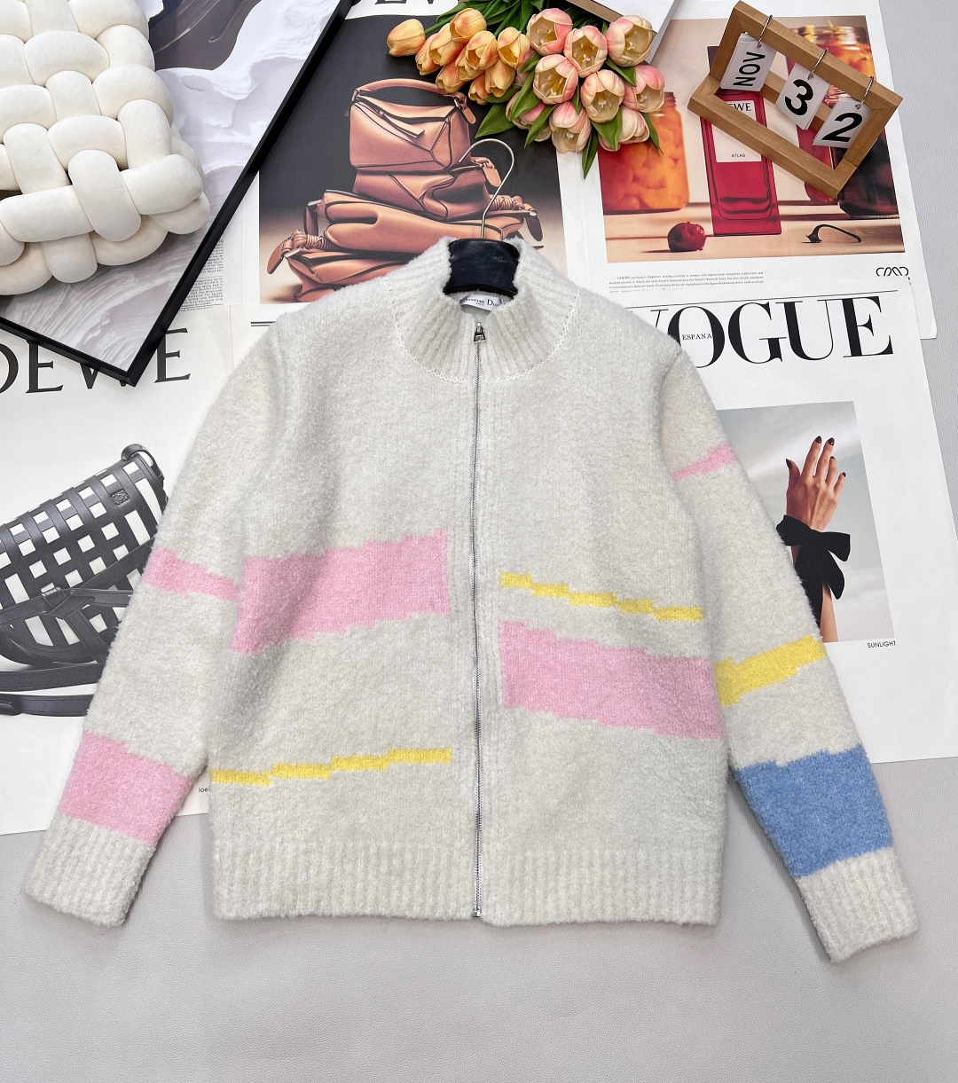 NO:685683,DIOR milky white lambswool stand-up collar lettered five-pointed star jacquard knitted cardigan jacket. This D jacket has cute lambswool growing on your heart!  Have you seen Nai Guai Nai Guai’s jacket? I really like it!  And she doesn’t care about her figure at all, she looks slim no matter what she wears!  Plush, ultra-soft, skin-friendly and warm. It is carefully made of imported wool and cashmere blended fabrics, with a stand-up collar design and classic lettered five-pointed star on the back to create a refined and fashionable look!  Milky white, soft and waxy, it looks great when worn!  The upper body is a super soft French casual style that is gentle and romantic~ The rich daughter’s sense of instantness is well grasped. The soft light color is more suitable for the skin tone. Three standards are available. Large quantities are shipped. Size SML code D, dior, jackets & coats,19860909DIOR 奶白色羊羔毛立领字母五角星提花针织开衫外套 这款D外套,奶乖奶乖的羊羔毛长在了心巴上！奶乖奶乖的外套你们见过吗真的太喜欢他了！而且一点都不挑身材,怎么穿都很显瘦！ 毛绒绒超柔软亲肤保暖 采用进口羊毛羊绒混纺面料精心制作,立领设计,后衣经典字母五角星,打造精致时尚造型！ 奶白奶白软糯糯,穿起来好好看看啊！ 上身就是超软乎乎的法式休闲风温柔浪漫~ 富家千金的即视感狠狠拿捏住了 柔的浅色系更衬肤色三标齐全,大货出 尺码sml 编码D,,dior,jackets & coats,,Women's clothing