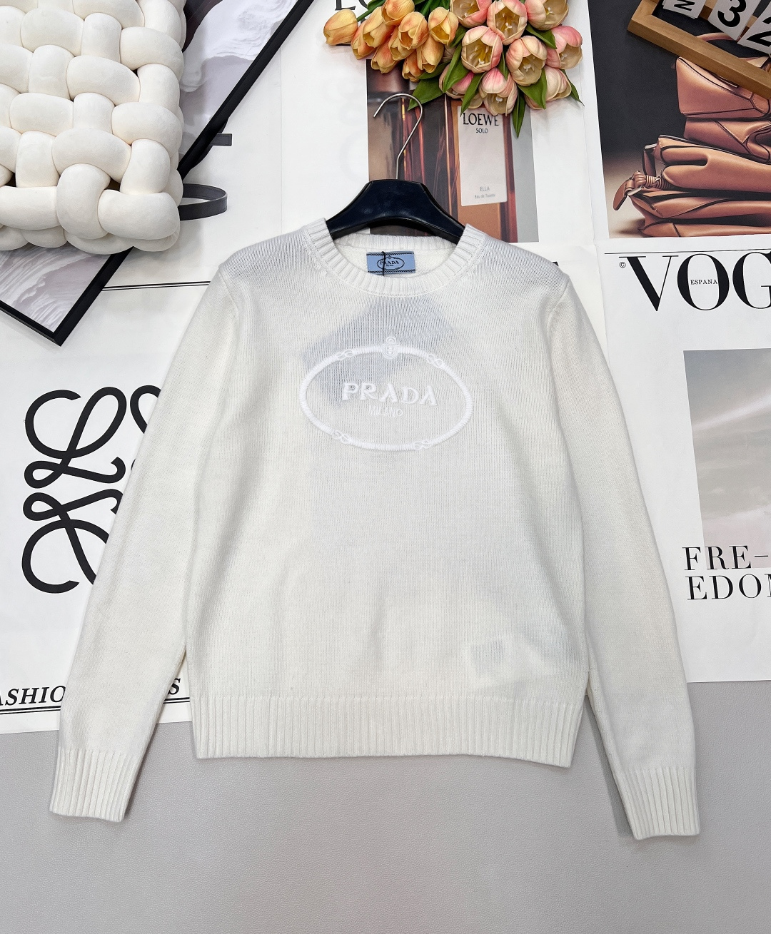 NO:686278,Prada 25FW new embossed embroidered woolen sweater is here!  Exclusively developed by the original factory, the high-definition version is perfectly reproduced from the pattern to the details. The classic round neck is paired with a ribbed neckline design, which is neat and exquisite; the front is three-dimensionally embossed with the Prada logo embroidery, and the Milan logo is embedded in it. The iconic elements make it more recognizable. High-quality wool fabrics are selected, thick and soft  The waxy touch combines delicate texture and skin-friendliness. The loose silhouette is not flattering on the figure, and the upper body can easily hide the flesh and make the body slimmer. Whether it is worn alone in early autumn to create a casual and lazy style, or worn layered in autumn and winter to create a light and luxurious layer, this sweater can be perfectly adapted. The simple and advanced style can easily capture the essence of early autumn!  Three standards are complete, large quantities are shipped, size SML code P, prada, sweaters,19860909Prada 25FW新款浮雕刺绣羊毛衣重磅来袭！独家原厂开发高定版本,从版型到细节完美复刻.经典圆领搭配罗纹领口设计,利落又精致；正面立体浮雕式Prada徽标刺绣,米兰标识镶嵌其中,标志性元素让辨识度拉满.甄选优质羊毛面料,厚实软糯的触感兼具细腻质感与亲肤度,宽松廓形不挑身材,上身轻松藏肉显瘦.不管是早秋单穿打造随性慵懒风,还是秋冬内搭叠穿营造轻奢层次,这件毛衣都能完美适配,简约高级的风格轻松拿捏早秋穿搭精髓！三标齐全,大货出 尺码sml 编码P,,prada,sweaters,,Women's clothing