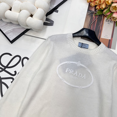 🆕Prada 新款浮雕刺绣羊毛衣重磅来袭!独家原厂开发高定版本,从版型到细节完美复刻。经典圆领搭配罗纹领 🆕Prada 新款浮雕刺绣羊毛衣重磅来袭!独家原厂开发高定版本,从版型到细节完美复刻。经典圆领搭配罗纹领