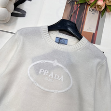 🆕Prada 新款浮雕刺绣羊毛衣重磅来袭!独家原厂开发高定版本,从版型到细节完美复刻。经典圆领搭配罗纹领 🆕Prada 新款浮雕刺绣羊毛衣重磅来袭!独家原厂开发高定版本,从版型到细节完美复刻。经典圆领搭配罗纹领