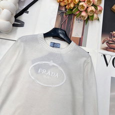 🆕Prada 新款浮雕刺绣羊毛衣重磅来袭!独家原厂开发高定版本,从版型到细节完美复刻。经典圆领搭配罗纹领 🆕Prada 新款浮雕刺绣羊毛衣重磅来袭!独家原厂开发高定版本,从版型到细节完美复刻。经典圆领搭配罗纹领