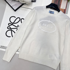 🆕Prada 新款浮雕刺绣羊毛衣重磅来袭!独家原厂开发高定版本,从版型到细节完美复刻。经典圆领搭配罗纹领 🆕Prada 新款浮雕刺绣羊毛衣重磅来袭!独家原厂开发高定版本,从版型到细节完美复刻。经典圆领搭配罗纹领
