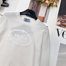 🆕Prada 新款浮雕刺绣羊毛衣重磅来袭!独家原厂开发高定版本,从版型到细节完美复刻。经典圆领搭配罗纹领 🆕Prada 新款浮雕刺绣羊毛衣重磅来袭!独家原厂开发高定版本,从版型到细节完美复刻。经典圆领搭配罗纹领