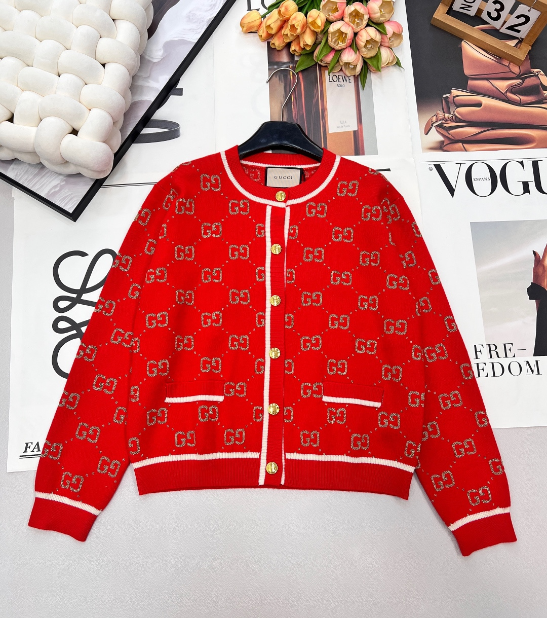 NO:686276,Gucci 26 new knitted round neck cardigan is here!  The red background collides with the gilt double G jacquard, and the classic logo interweaves a rich and luxurious atmosphere, with both a sense of festival and fashion. The contrasting white edge outlines the lines of the body, which is neat and delicate; metal buttons are matched with pocket details, and every design is hidden.  Si. The soft and waxy knitted fabric creates a comfortable wearing experience, and the loose long-sleeved version is not flattering on your body shape. Whether it is a T-shirt for daily use or a layered shirt during the festival, you can easily wear it in a high-end retro style. It is a red luxury item that cannot be missed in your wardrobe!  Complete three standards, big shipments, sizes, sml codes, gucci, shirts, tees, t-shirts,19860909Gucci 26新款针织圆领开衫重磅登场！正红底色碰撞鎏金双G提花,经典标识交织出浓郁的奢雅氛围,节日感与时尚感兼具.白边撞色勾勒衣身线条,利落又精致；金属纽扣搭配口袋细节,每一处设计都暗藏巧思.软糯针织面料打造舒适穿着体验,宽松长袖版型不挑身形,无论是日常搭T恤,还是节日季叠穿衬衫,都能轻松穿出高阶复古格调,是衣橱里不可错过的红色奢品单品！三标齐全,大货出 尺码sml 编码,,gucci,shirts,tees，t-shirt,,Women's clothing
