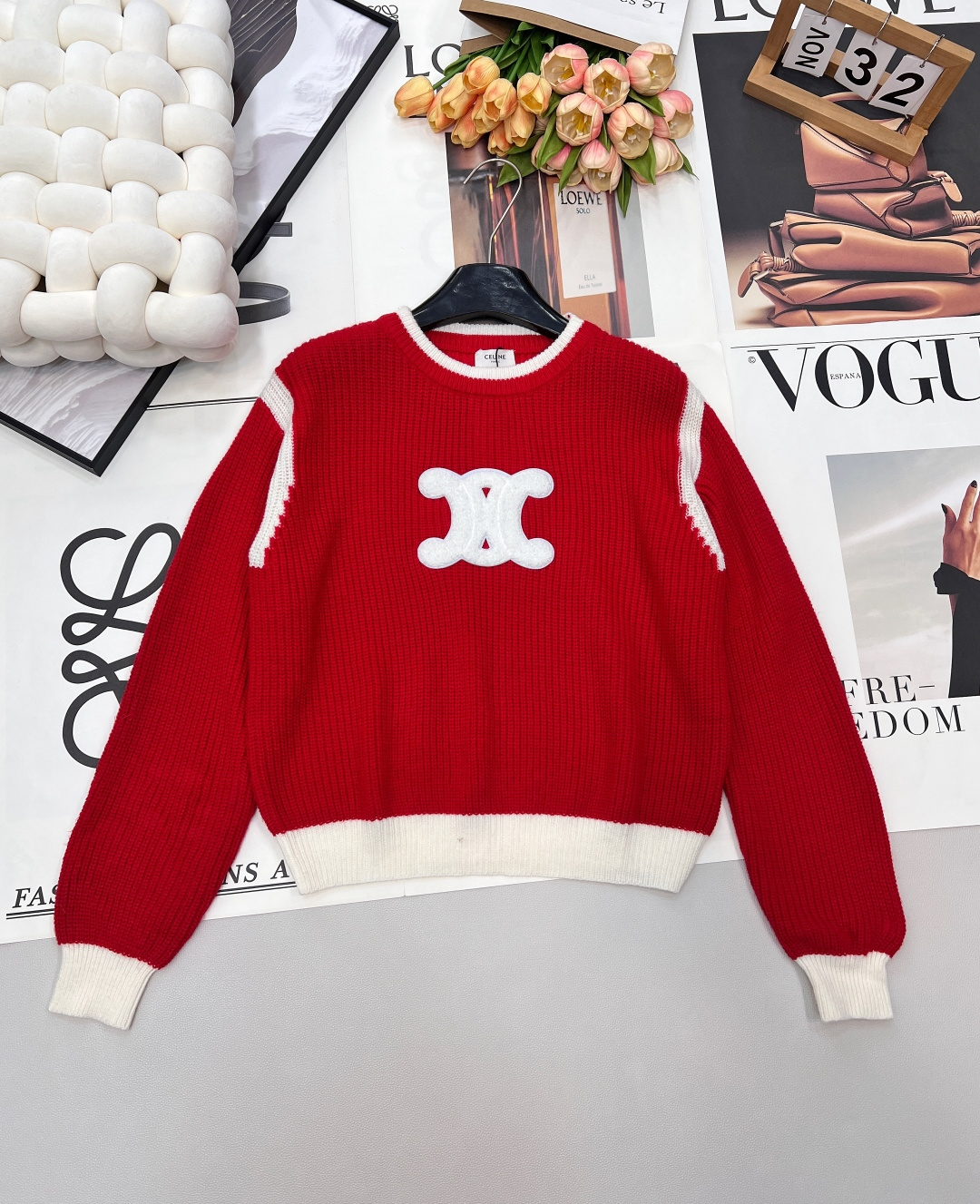 NO:686273,Celine26’s new red and white contrast knitted sweater makes a stunning appearance!  The red background color is paired with the three-dimensional white Arc de Triomphe double C logo, which creates a full visual impact, and the classic logo instantly enhances recognition. The knitted fabric with thick needle texture has a high-end texture, which feels thick and soft; the contrasting ribbed collar, cuffs and hem design make the details  It is more neat and refined. The loose round neck and long sleeves are not flattering on the body shape, and the upper body is lazy and slim. Whether it is worn alone to create an eye-catching look during the festival season, or layered with shirts and jackets for daily use, it can easily achieve the French light luxury style. It is the finishing touch of the New Year wardrobe!  Complete three standards, large shipments, size sml code, celine, jackets & coats, sweaters, shirts,19860909Celine26新款红白撞色针织毛衣惊艳亮相！正红底色搭配立体白色凯旋门双C标,视觉冲击感拉满,经典标识瞬间提升辨识度.粗针肌理的针织面料自带高级质感,触感厚实又软糯；撞色罗纹领口、袖口与下摆的设计,让细节更显利落精致.宽松的圆领长袖版型不挑身形,上身慵懒又显瘦,不管是节日季单穿打造吸睛造型,还是日常叠穿衬衫、外套,都能轻松拿捏法式轻奢格调,是新年衣橱的点睛之选！三标齐全,大货出 尺码sml 编码,,celine,jackets & coats,sweaters,shirts,,Women's clothing