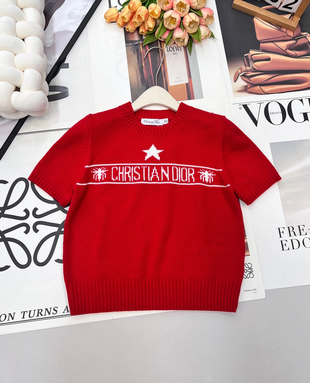 NO:686268,Dior 26’s new red knitted short-sleeves make a stunning debut!  Red background with white five-pointed star and 'CHRISTIAN'  DIOR' letter jacquard perfectly combines the brand's iconic logo with classic patterns, making it highly recognizable. The simple round-neck short-sleeved version is neat and versatile, and the thick knitted texture brings a delicate touch and solid texture. It can be worn alone to create a refreshing French elegance, or can be layered with suits and cardigans to unlock multi-layered outfits. The New Year's red color scheme is full of atmosphere, making it a light luxury item that lights up the look in the wardrobe!  Three standards are complete, large quantities are shipped, size sml code, dior, T-shirt, business suit,19860909Dior 26新款红色针织短袖惊艳登场！正红底色搭配白色五角星与“CHRISTIAN DIOR”字母提花,将品牌标志性logo与经典图案完美融合,辨识度拉满.简约的圆领短袖版型,利落又百搭,粗针织肌理带来细腻的触感与扎实的质感,既可以单穿打造清爽的法式优雅,也能作为内搭叠穿西装、开衫,解锁多层次穿搭.新年红的配色更是氛围感十足,成为衣橱里点亮造型的轻奢单品！三标齐全,大货出 尺码sml 编码,,dior,T-shirt,business suit,,Women's clothing