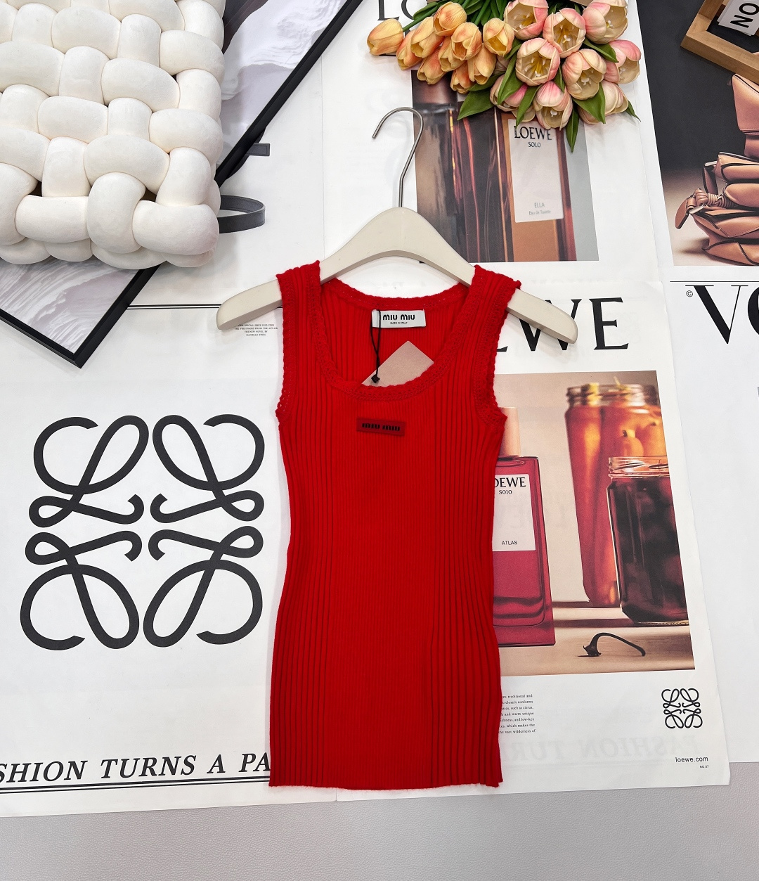 NO:686258,MIUMIU elastic knitted vest with small lace at the neck is light and romantic, with beautiful details. It outlines a gentle temperament with delicate beige tones. The neckline is decorated with exquisite small lace, which instantly enhances the sweet atmosphere. Whether worn alone or layered, you can easily control the romantic style of spring and summer. The exquisite small lace neckline is soft and unobtrusive. The soft knitted fabric is skin-friendly and breathable, making it comfortable and comfortable to wear in spring and summer.  It is comfortable to wear next to the body without losing its temperament, and can keep you dry even in the hot summer. It is eye-catching when worn alone, and it has a different charm when worn outside!  The small lace decorations on the neckline and shoulders are delicate and delicate, like adding a layer of fantasy edge to the vest, which is gentle and romantic. The black letter mark is decorated in the middle, which is playful and smart, showing the brand image! A summer must-have with meticulous attention to details, one piece can look high-end and sweet!  Complete three standards, big shipments, size, sml code, miumiu,19860909MIUMIU 领口小花边弹力针织小背心, 轻盈浪漫,细节之美,以细腻的米色调勾勒出温柔气质,领口点缀精致小花边,瞬间提升甜美氛围感.无论是单穿还是内搭,都能轻松驾驭春夏的浪漫风格.  精致小花边领口柔美不张扬  柔软针织面料亲肤透气,春夏穿着舒适自在  贴身穿舒服又不失气质,夏日炎炎也能保持干爽,单穿吸睛,外搭又是不同韵味！ 领口和肩边的小花边装饰,细腻又精致,像是给背心镶上了一层梦幻边,温柔又浪漫 中间饰以黑色字母标,俏皮又灵动,把品牌形象展示出来! 细节控的夏日必备,一件穿出高级甜！三标齐全,大货出 尺码sml 编码,,miumiu,,Women's clothing