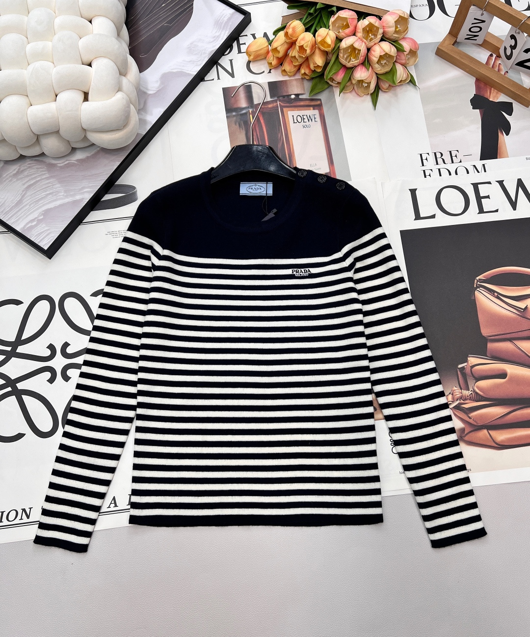 NO:686254,PRADA striped letter embroidered wool sweater. This slim-fit knitted long-sleeve is derived from the classic rib knit series. The simple slim fit is paired with a chic contrasting letter logo. Super fashionable and versatile. Pragmatic. Yarn weaving of custom dyed wool. Close to the skin, breathable and comfortable. Light and stretchy. Letter embroidery pattern on the chest. Striped contrasting colors, round neck version, slim and stylish.  The best choice for the transitional season, this thin, slim-fitting bottoming shirt can be worn alone in autumn or as an inner layer in winter. It looks good alone and paired with any trousers and skirts. It is a must-have item for girls!  Three standards are complete, large quantities are shipped, size SML code P, prada, skirts,19860909PRADA 条纹字母刺绣羊毛针织衫 这款修身版型针织长袖源自经典罗纹针织系列 简洁修身版型与别致撞色字母logo搭配 超级时髦百搭 实用主义 定制定染羊毛的纱线织造 贴肤透气舒适 轻薄弹力 胸前字母刺绣图案装饰 条纹撞色,圆领版型 显瘦洋气 过渡季节最佳选择,薄款修身打底衫,秋天可直接单穿,冬天可做内搭 单穿搭配都好看 任何裤装裙装都可以搭配 女生必备单品！三标齐全,大货出 尺码sml 编码P,,prada,skirts,,Women's clothing