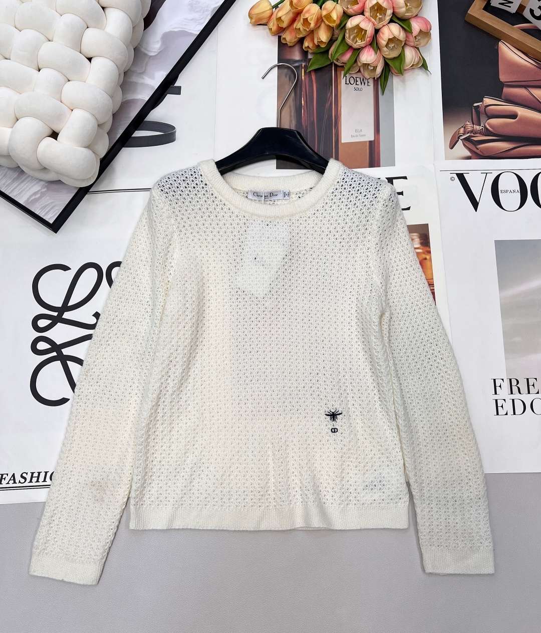NO:686607,DIOR bee embroidered rhombus hollow sweater, classic and simple design, embellished with bee logo embroidery, loose version, age-reducing and fashionable!  The whole top is very light, comfortable and breathable. It brings a sense of high-end to everyday hollows. The upper body is gentle and high-end. The fresh and low-saturation high-end colors make it look sweet and charming, and it also reduces age and is playful. The shape is relaxed and concave, comfortable and casual ~ a must-have fashionable and high-end item for white and rich women!  The upper body is very slim. Versatile fashion item. It can be paired with jeans for daily use. yyds A must-have item for hot girls!  Complete three standards, three colors, sizes sml, dior, jeans,19860909DIOR 蜜蜂刺绣菱格镂空针织衫 经典简约设计 蜜蜂logo刺绣点缀配,宽松版型减龄又时髦！ 整件上衣很轻薄,舒适又透气 将日常的镂空的高级感十足 上身温柔高级 清新饱和度偏低的高级感色调,显得甜腻动人,又减龄俏皮 造型轻松凹,自在又随性～白富美必备时髦高级单品！ 上身非常显瘦 百搭时尚单品 日常搭配牛仔裤yyds 辣妹必备单品！三标齐全,三色出 尺码sml 编,,dior,jeans,,Women's clothing