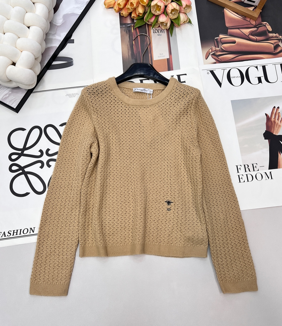 NO:686605,DIOR bee embroidered rhombus hollow sweater, classic and simple design, embellished with bee logo embroidery, loose version, age-reducing and fashionable!  The whole top is very light, comfortable and breathable. It brings a sense of high-end to everyday hollows. The upper body is gentle and high-end. The fresh and low-saturation high-end colors make it look sweet and charming, and it also reduces age and is playful. The shape is relaxed and concave, comfortable and casual ~ a must-have fashionable and high-end item for white and rich women!  The upper body is very slim. Versatile fashion item. It can be paired with jeans for daily use. yyds A must-have item for hot girls!  Complete three standards, three colors, size, sml code, dior, jeans,19860909DIOR 蜜蜂刺绣菱格镂空针织衫 经典简约设计 蜜蜂logo刺绣点缀配,宽松版型减龄又时髦！ 整件上衣很轻薄,舒适又透气 将日常的镂空的高级感十足 上身温柔高级 清新饱和度偏低的高级感色调,显得甜腻动人,又减龄俏皮 造型轻松凹,自在又随性～白富美必备时髦高级单品！ 上身非常显瘦 百搭时尚单品 日常搭配牛仔裤yyds 辣妹必备单品！三标齐全,三色出 尺码sml 编码,,dior,jeans,,Women's clothing