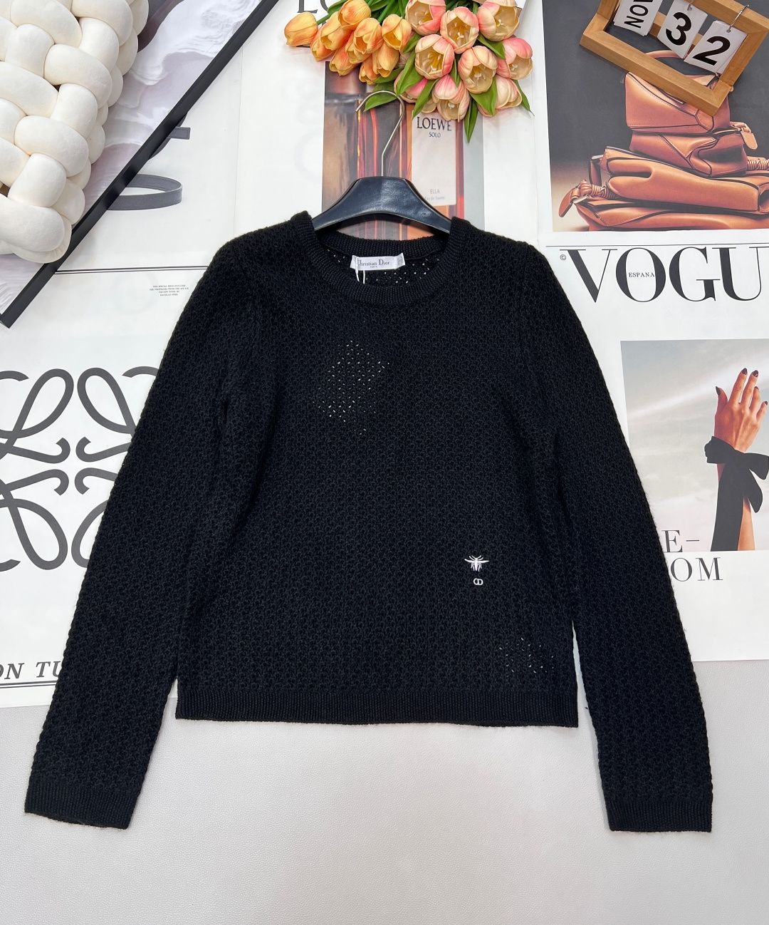 NO:686601,DIOR bee embroidered rhombus hollow sweater, classic and simple design, embellished with bee logo embroidery, loose version, age-reducing and fashionable!  The whole top is very light, comfortable and breathable. It brings a sense of high-end to everyday hollows. The upper body is gentle and high-end. The fresh and low-saturation high-end colors make it look sweet and charming, and it also reduces age and is playful. The shape is relaxed and concave, comfortable and casual ~ a must-have fashionable and high-end item for white and rich women!  The upper body is very slim. Versatile fashion item. It can be paired with jeans for daily use. yyds A must-have item for hot girls!  Complete three standards, three colors, size sml code D, dior, jeans,19860909DIOR 蜜蜂刺绣菱格镂空针织衫 经典简约设计 蜜蜂logo刺绣点缀配,宽松版型减龄又时髦！ 整件上衣很轻薄,舒适又透气 将日常的镂空的高级感十足 上身温柔高级 清新饱和度偏低的高级感色调,显得甜腻动人,又减龄俏皮 造型轻松凹,自在又随性～白富美必备时髦高级单品！ 上身非常显瘦 百搭时尚单品 日常搭配牛仔裤yyds 辣妹必备单品！三标齐全,三色出 尺码sml 编码D,,dior,jeans,,Women's clothing