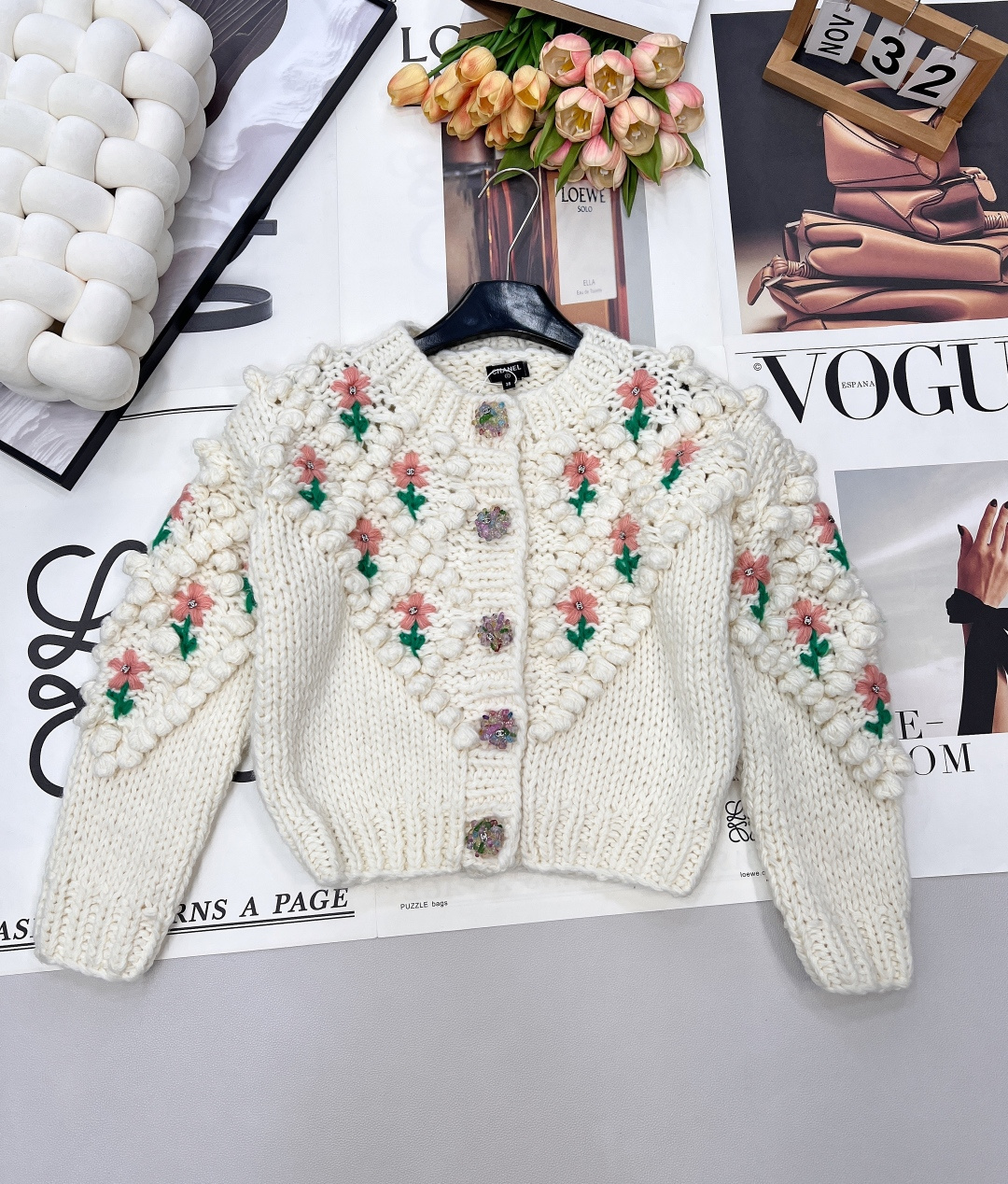 NO:686599,CHANEL's new heavy-duty crochet knitted cardigan, a heavy-duty knitted cardigan with a small fragrance that is instantly charming, is made of off-white thick knitting as the base, and is embellished with hand-crocheted three-dimensional flowers. The pink orange stamens are matched with the green flower stems, which is fresh and gentle; the hollow texture is intertwined with the three-dimensional grainy stitching to outline the French style.  Romantic texture layers. The custom-made colorful diamond buttons are gleaming and complement the handmade floral art. The round neck silhouette accommodates various body shapes, blending the ingenuity of the haute couture workshop and the softness of spring into the clothing room. Whether it is worn with a satin skirt or denim trousers, it can be worn with an effortless and refined atmosphere. Complete with three standards, large quantities are shipped.  Size sml code H,,chanel,skirts,19860909CHANEL新款重工钩花针织开衫,一眼沦陷的小香风重工针织开衫,以米白色粗针织为底,手工钩花的立体小花错落点缀,粉橘花蕊搭配嫩绿花茎,鲜活又温柔；镂空织纹与立体颗粒感针法交织,勾勒出法式浪漫的肌理层次.定制彩钻纽扣流光溢彩,与手工花艺相映成趣,圆领廓形包容各种身形,把高定工坊的匠心与春日的柔美揉进衣间,无论是搭缎面半裙还是牛仔长裤,都能穿出不费力的精致氛围感.三标齐全,大货出 尺码sml 编码H,,chanel,skirts,,Women's clothing