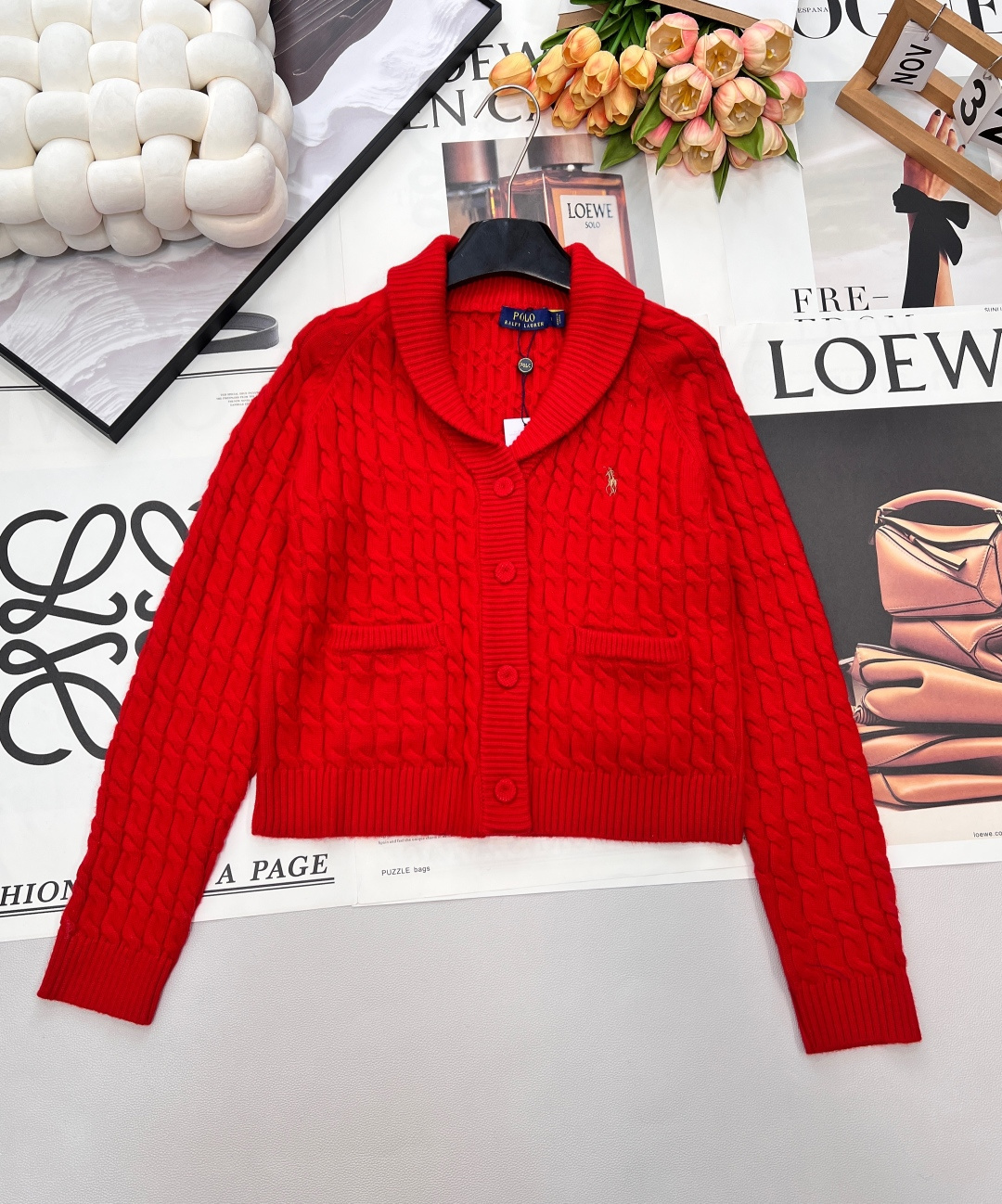 NO:686586,RalphLauren is a must-have for early fall!  How to get started with Ralph Lauren twist cardigans: Knitted sweaters are indispensable in your early fall wardrobe!  The most popular knitted sweater this year must be Ralph Lauren. After Jessica Cheng endorsed it, Ralph Lauren became even more popular. The Ralph Lauren Horse Label Twist Knitted Cardigan has been worn by many celebrities and bloggers such as Zhao Lusi and Song Yanfei in their early autumn outfits!  The classic twist pattern cardigan is gentle and full of lazy feeling, and the fit is just right. Wearing it alone will not look bulky, nor will it be too close to the body. In winter, it can also be layered under coats and down jackets as an inner layer. It is very fashionable like a Korean drama heroine!  It comes in a variety of colors and will not be picky at all!  The double-twist pattern is more refined and playful, and the price-performance ratio is super high. Three standards are complete, and the goods are shipped in large quantities. Sizes are sml coded, loro piana, down jacket,19860909RalphLauren 早秋穿搭必备！拉夫劳伦麻花开衫入手攻略早秋衣橱少不了针织衫！而今年最火的针织衫 那必须有拉夫劳伦.在郑秀晶代言后拉夫劳伦 更是热度和人气RalphLauren马标麻花针织开衫,赵露思、宋妍霏等不少明星和博主的早秋穿搭中都有穿过！经典的麻花纹开衫温柔又充满懂懒感,版型也是刚好,单穿不会显臃肿,也不会太多贴身,冬天还可以叠穿到大衣和羽绒服里面作为内搭,非常有韩剧女主的时尚范！是百搭配色,完全不会挑人的！双绞花花纹更加的精致俏皮,性价比超高 ,三标齐全,大货出 尺码sml 编码,,loro piana,down jacket,,Women's clothing