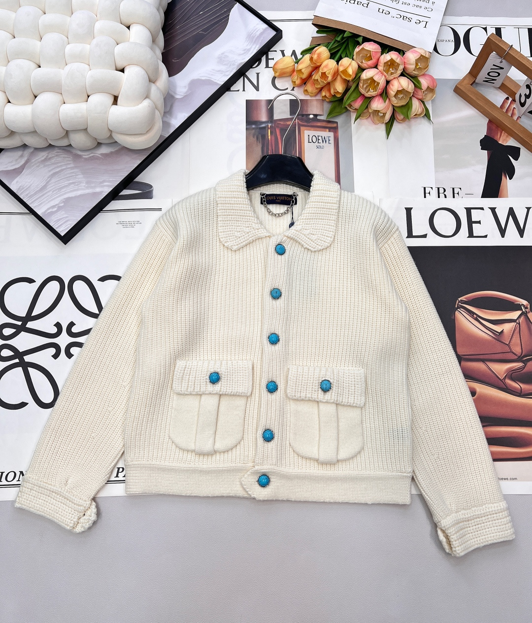 NO:686583,Louis Vuitton 26SS limited edition-turquoise wool knitted jacket!  Juejuezi, this piece is full of western style. I love it so much. It is made of custom-dyed wool yarn fabric. The super invincible reconstruction piece uses thick needle stitching. It is super time-consuming and labor-intensive. The style is the same for men and women. The loose version is not picky. If you like it, the first large order has been released!  Complete three standards, large shipments, sizes, sml codes, louis vuitton, jackets & coats,19860909Louis Vuitton 26SS限量款-绿松石羊毛针织外套！决绝子啊这件 洋气值直接拉满 太爱了 采用定制定染的羊毛纱线面料 超级无敌重整件采用了粗针针法的工艺 超级费时费力 男女同款 宽松版型不挑人 喜欢的来 首单大货已出！三标齐全,大货出 尺码sml 编码,,louis vuitton,jackets & coats,,Women's clothing