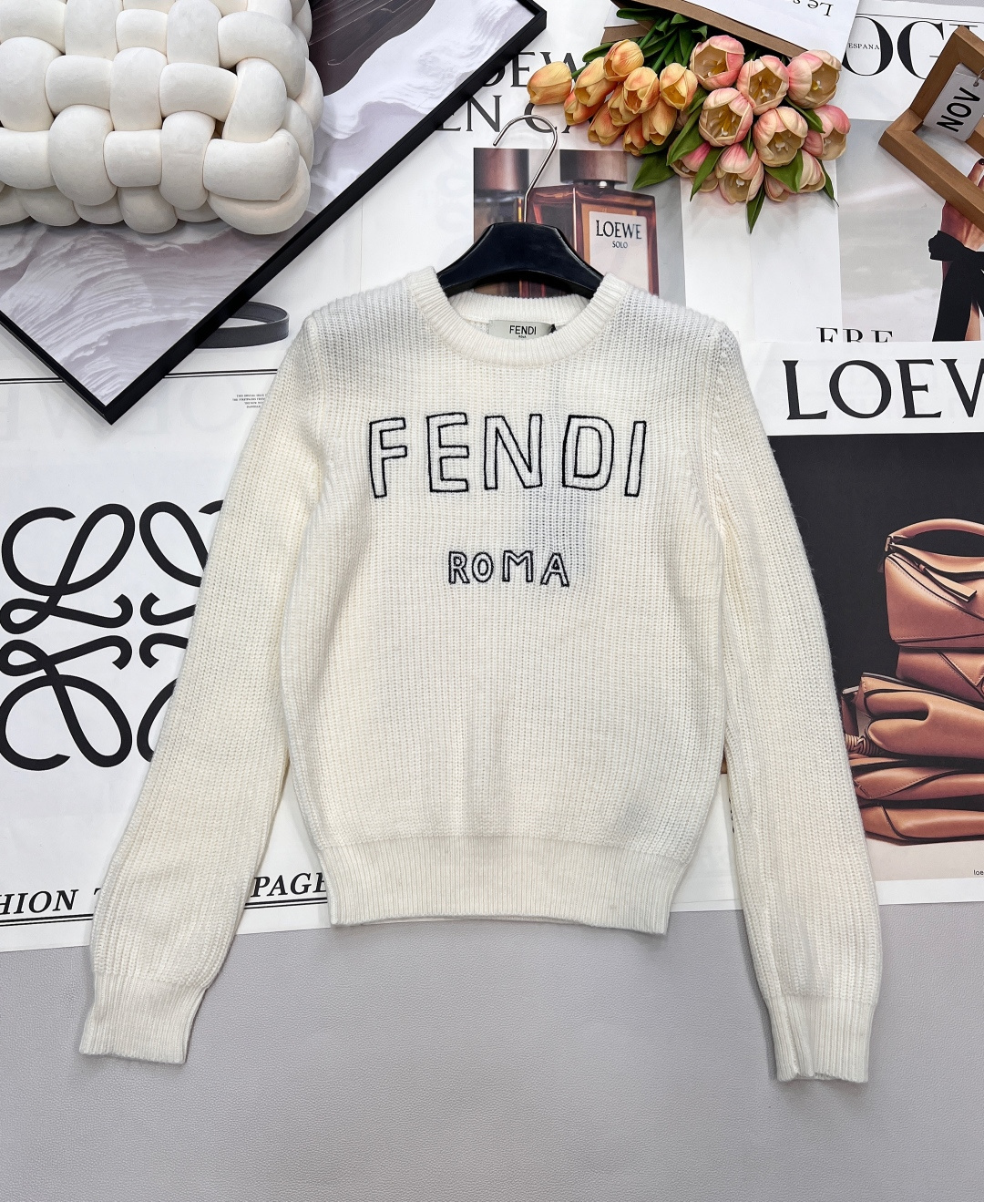 NO:686581,Fendi 26FW Letter Logo Sweater There is no doubt that this piece will be a hot item in early spring!  Fashionable people’s INS, Xiaohong, etc. There are so many celebrities and internet celebrities wearing them!  Basically one piece for everyone. Custom-woven and dyed wool yarn fabric. It feels soft and waxy and skin-friendly. It is comfortable and warm when worn!  It also looks good for inner wear. Stoll flat knitting machine 5 knitted pieces 1*1 rib hand-crocheted craftsmanship. Invincible heavy industry. One machine can only knit a little bit in half an hour. It is very time-consuming and labor-intensive.. The hot style depends on hand speed. Big goods are out, three standards are complete, two colors are out. Size sml code F,, fendi, sweaters,19860909Fendi 26FW 字母Logo毛衣毫无疑问这件将会是早春爆款！时髦人士 INS 小红等 超多的明星网红上身！基本人手一件..定织定染的羊毛纱线面料 手感柔糯亲肤 穿上敲击舒服保暖！做内搭也好看斯托尔横机5针织片1*1罗纹手工钩花工艺 无敌重工、半个小时一台机器只能织一点点特别特别耗时耗力..爆款ye靠手速 大货出啦,三标齐全,两色出 尺码sml 编码F,,fendi,sweaters,,Women's clothing