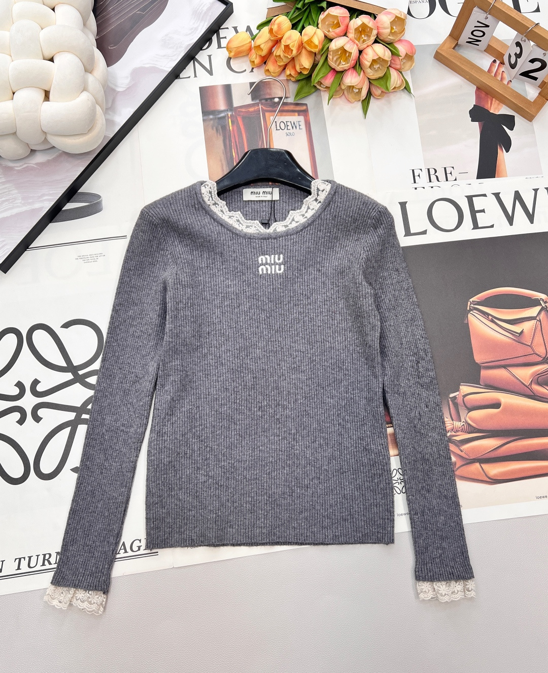 NO:686602,Miumiu's new letter embroidery and lace knitted bottoming shirt. The Miumiu knitted bottoming shirt is both gentle and delicate. It is an excellent choice for autumn and winter. The vertical grooved knitted fabric fits the body shape, outlines neat lines, and has a soft and skin-friendly feeling. The lace stitching on the collar and cuffs is kneaded into  The sweet element breaks the monotony of basic models; the miu letter embroidery on the chest is the brand logo, which is simple and recognizable. The three colors of black, gray and off-white are classic and versatile. Whether worn alone or layered with coats and suits, you can easily create an elegant and casual daily look. Complete with three labels, three colors are outstanding  Size sml,,miumiu,business suit,19860909Miumiu新款字母刺绣拼蕾丝针织打底衫,温柔与精致并存的缪缪针织打底衫,是秋冬内搭的绝佳选择.竖坑条针织面料贴合身形,勾勒出利落线条,兼具柔软亲肤的穿着感；领口与袖口的蕾丝拼接,揉入甜美元素,打破基础款的单调；胸前的miu字母刺绣是品牌标识,简约中透着辨识度.黑、灰、米白三色经典百搭,无论是单穿还是叠穿大衣、西装,都能轻松打造优雅又随性的日常造型.三标齐全,三色出 尺码sml 编,,miumiu,business suit,,Women's clothing