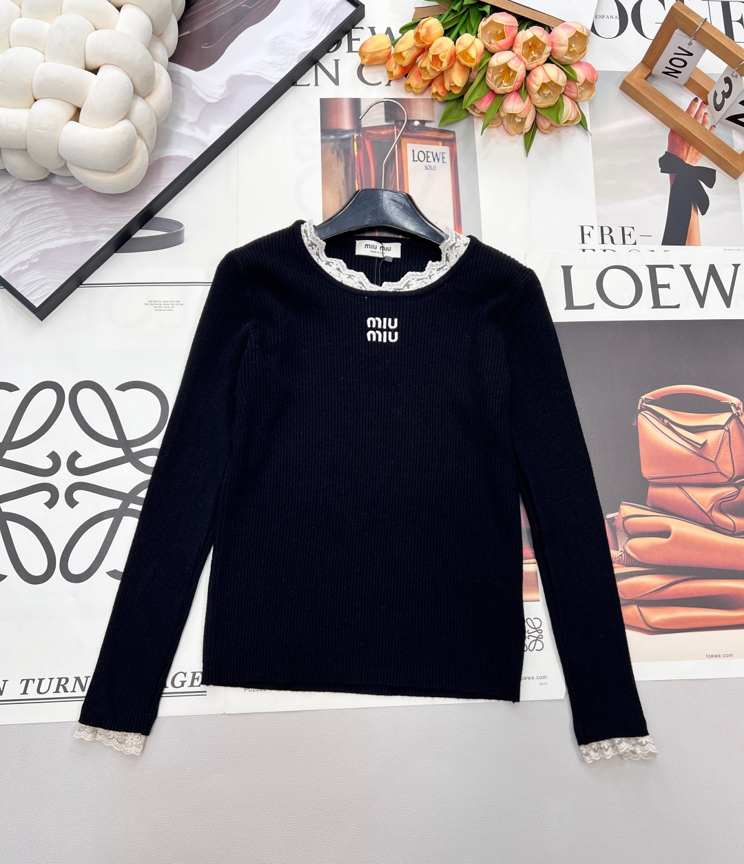 NO:686600,Miumiu's new letter embroidery and lace knitted bottoming shirt. The Miumiu knitted bottoming shirt is both gentle and delicate. It is an excellent choice for autumn and winter. The vertical grooved knitted fabric fits the body shape, outlines neat lines, and has a soft and skin-friendly feeling. The lace stitching on the collar and cuffs is kneaded into  The sweet element breaks the monotony of basic models; the miu letter embroidery on the chest is the brand logo, which is simple and recognizable. The three colors of black, gray and off-white are classic and versatile. Whether worn alone or layered with coats and suits, you can easily create an elegant and casual daily look. Complete with three labels, three colors are outstanding  Size sml code M,,miumiu,business suit,19860909Miumiu新款字母刺绣拼蕾丝针织打底衫,温柔与精致并存的缪缪针织打底衫,是秋冬内搭的绝佳选择.竖坑条针织面料贴合身形,勾勒出利落线条,兼具柔软亲肤的穿着感；领口与袖口的蕾丝拼接,揉入甜美元素,打破基础款的单调；胸前的miu字母刺绣是品牌标识,简约中透着辨识度.黑、灰、米白三色经典百搭,无论是单穿还是叠穿大衣、西装,都能轻松打造优雅又随性的日常造型.三标齐全,三色出 尺码sml 编码M,,miumiu,business suit,,Women's clothing