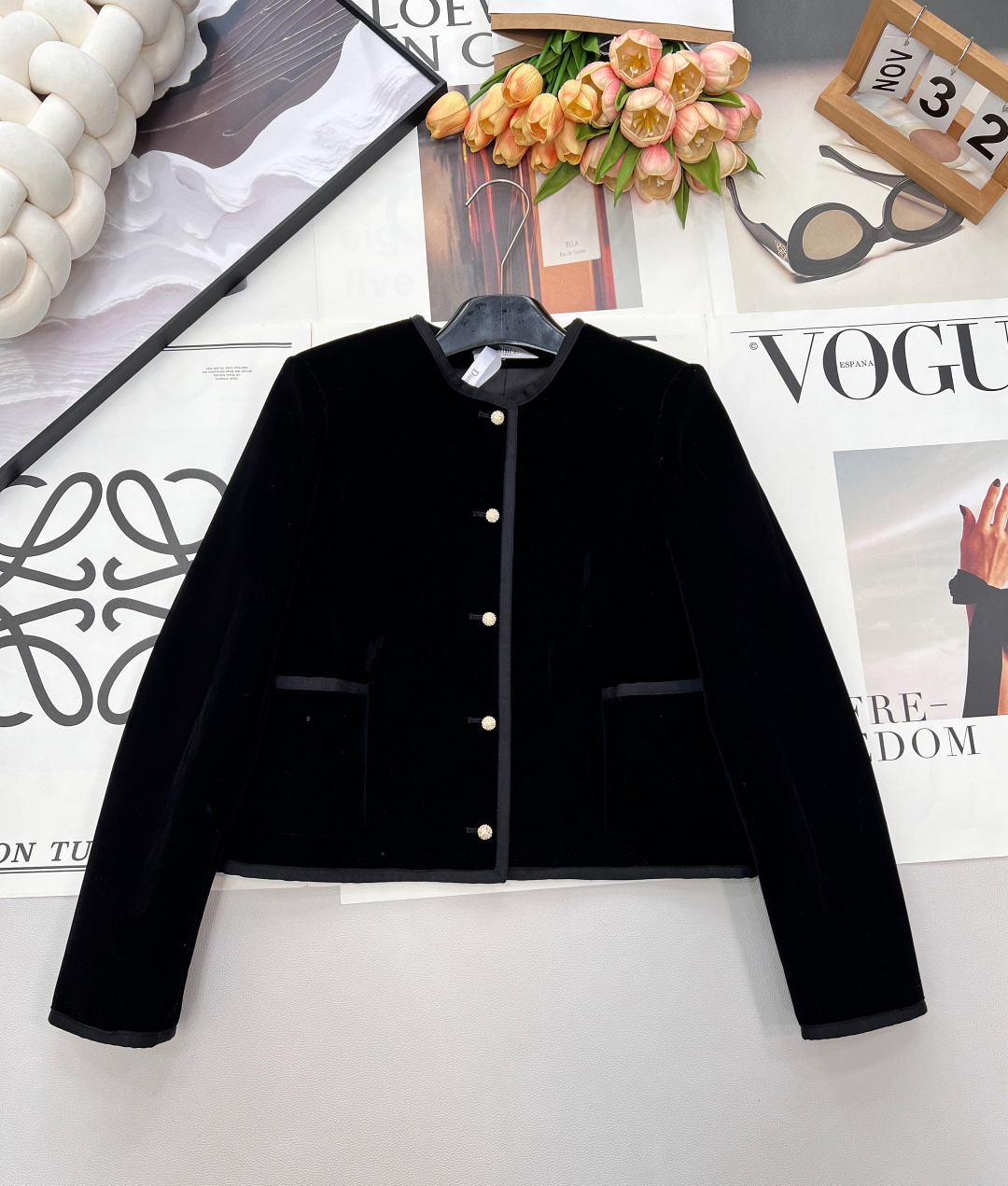 NO:686929,Dior2025 new velvet long-sleeved blazer, customized YB imported velvet material, glossy texture, skin-friendly and comfortable, round-neck blazer cut, rhinestone zircon CD letter logo engraved round buckle, button placket with moderate length, all-over binding edge wrapping, wearing a relaxed retro effect, the front shoulder style is elegant and intellectual, you can create a noble style without unnecessary decoration, elegant temperament. Customized surface accessories, look for the version, complete three standards, large shipments  Size smlXL Code,,dior,jackets & coats,19860909Dior2025新款丝绒长袖单西外套,定制YB进口丝绒材质,质感光泽,亲肤舒适,圆领单西外套裁剪,水钻锆石CD字母徽标印刻圆扣,纽扣开襟搭配适中长度,通体捆边包裹,穿出松弛复古效果,正肩款式优雅知性,无需赘饰也能打造千金贵气感风格,气质优雅.定制面辅料 认准版本,三标齐全,大货出 尺码smlXL 编码,,dior,jackets & coats,,Women's clothing