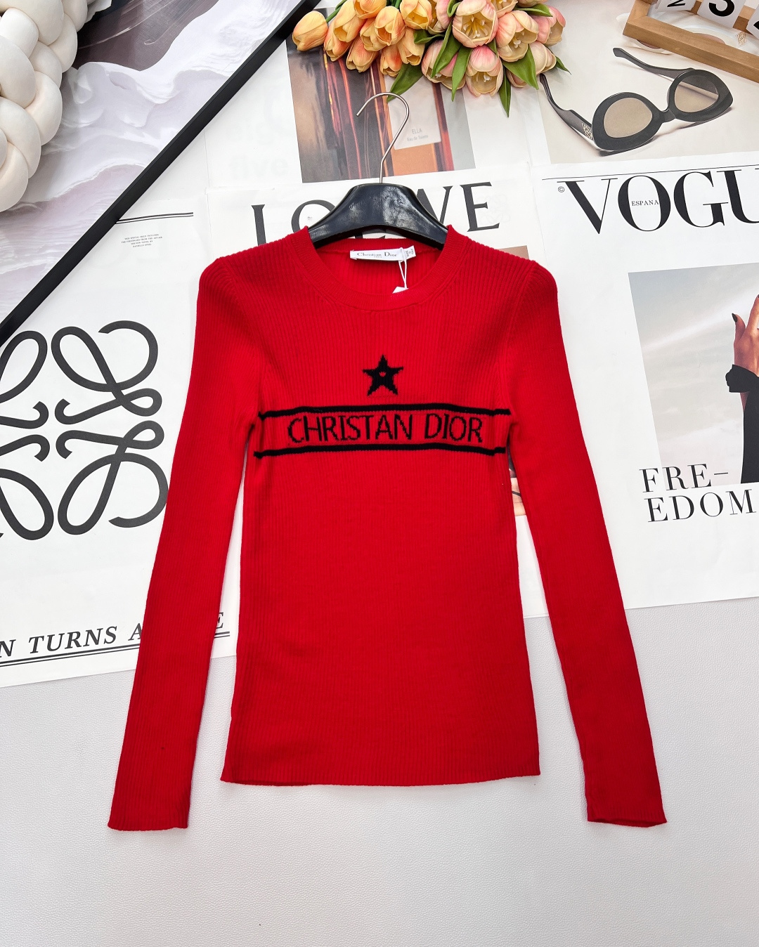 NO:686926,Dior2025 new slim-fitting bottoming five-pointed star knitted long sleeves, custom YB wool yarn weaving, high-end texture, comfortable and soft, round neck knitted long-sleeved cut, delicate vertical pit strip knitted texture throughout, modified shoulders and neck to make you slim easily, highlighting full detail texture, five-pointed star logo centered on the chest, exquisite and stylish, wearing temperament and charm. Customized surface accessories, look for the version, three standards are complete, large shipments, size sml code, dior,19860909Dior2025新款修身打底五角星针织长袖,定制YB羊毛纱线织造,质感高级,舒适柔软,圆领针织长袖剪裁,通体细腻竖坑条针织肌理,修饰肩颈轻松显瘦,突出满分细节质感,居中胸口字母五角星徽标,精致有格调,穿搭气质魅力.定制面辅料 认准版本 ,三标齐全,大货出 尺码sml 编码,,dior,,Women's clothing