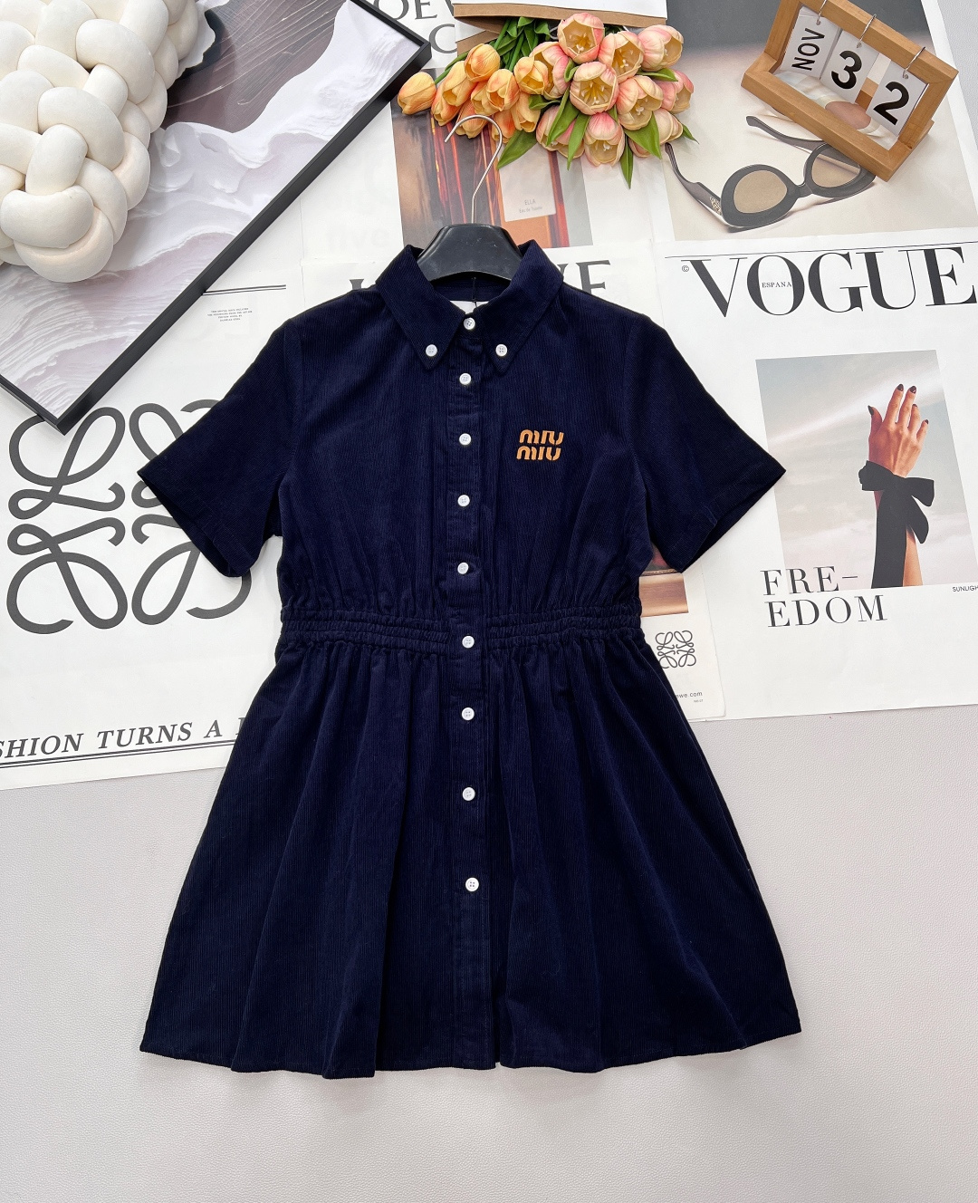 NO:686920,Miumiu2026 new lapel cardigan short-sleeved dress, custom-made YB imported corduroy material, delicate texture, crisp and stylish, the navy blue shirt skirt is so exciting for girls, the leather three-dimensional is a low-key and exquisite design, the waist design outlines the smart waistline, the short-sleeved shirt version adds a bit of casualness, combines the sweet girl's cuteness and the elegance of luxury brands just right, daily wear is sweet but not greasy, the atmosphere is full, the outfit is age-reducing and playful. Customized surface accessories  Look for the correct version, complete with three standards, large shipments, size sml code, miumiu, skirts, shirts, T-shirt,19860909Miumiu2026新款翻领开襟短袖连衣裙,定制YB进口灯芯绒材质,质感细腻,挺括有型,藏蓝调的衬衫裙太戳少女心了,皮革立体是低调的精致小心机,收腰设计勾勒出灵动腰线,短袖衬衫版型又添了几分随性,把甜妹的娇憨与奢牌的优雅揉得恰到好处,日常穿甜而不腻,氛围感拉满,穿搭减龄俏皮.定制面辅料 认准版本,三标齐全,大货出 尺码sml 编码,,miumiu,skirts,shirts,T-shirt,,Women's clothing